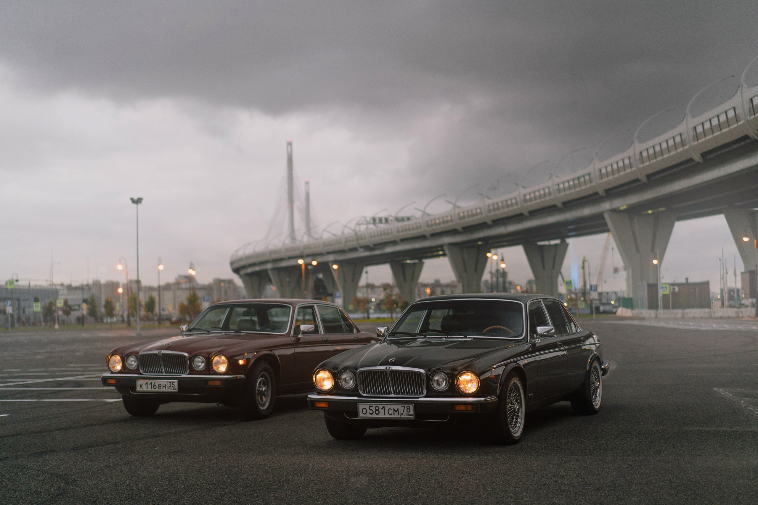 классический британский седан Jaguar XJ