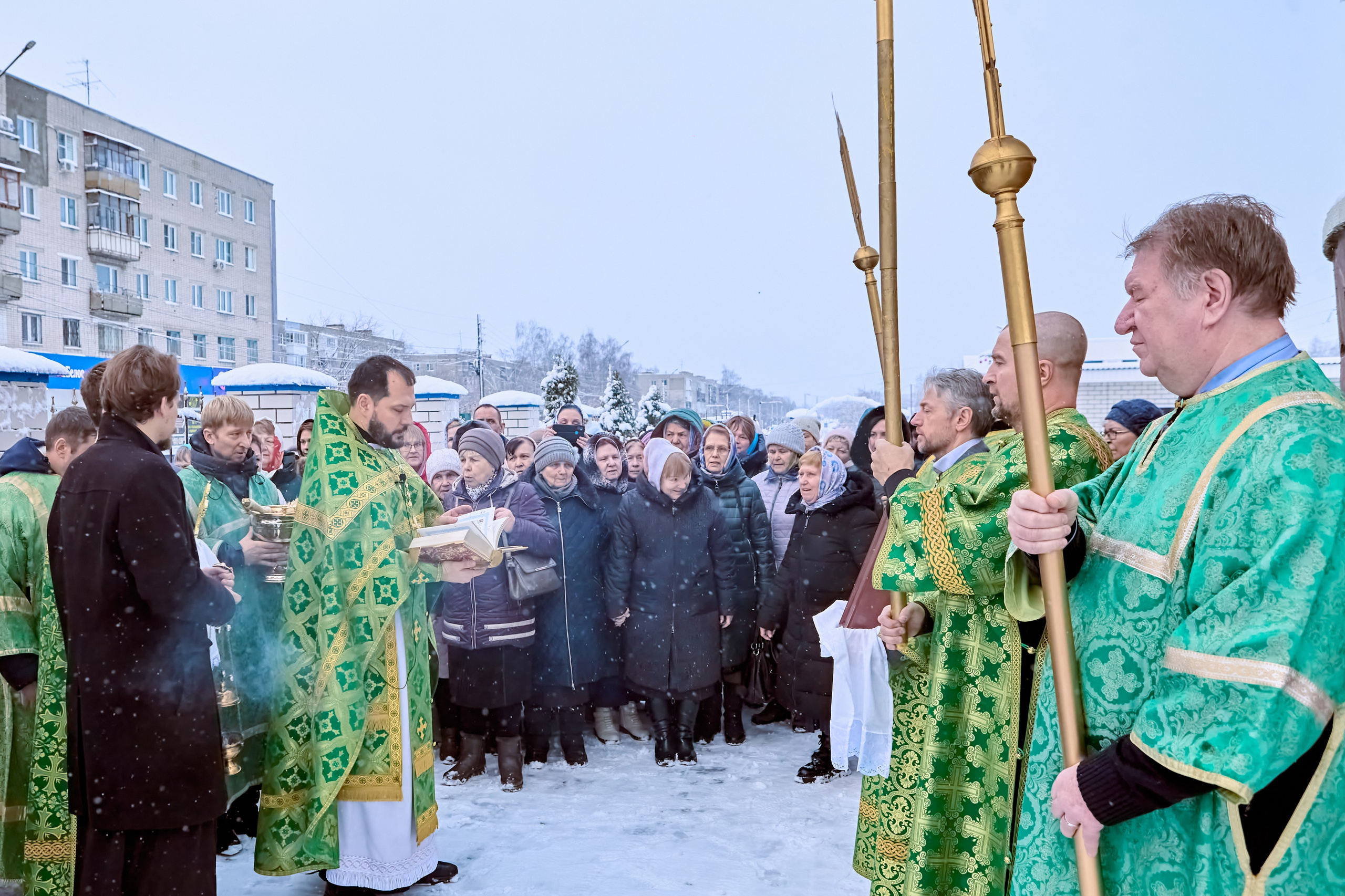 На крестном ходе Священник читает Евангелие со стороны Алтарной части