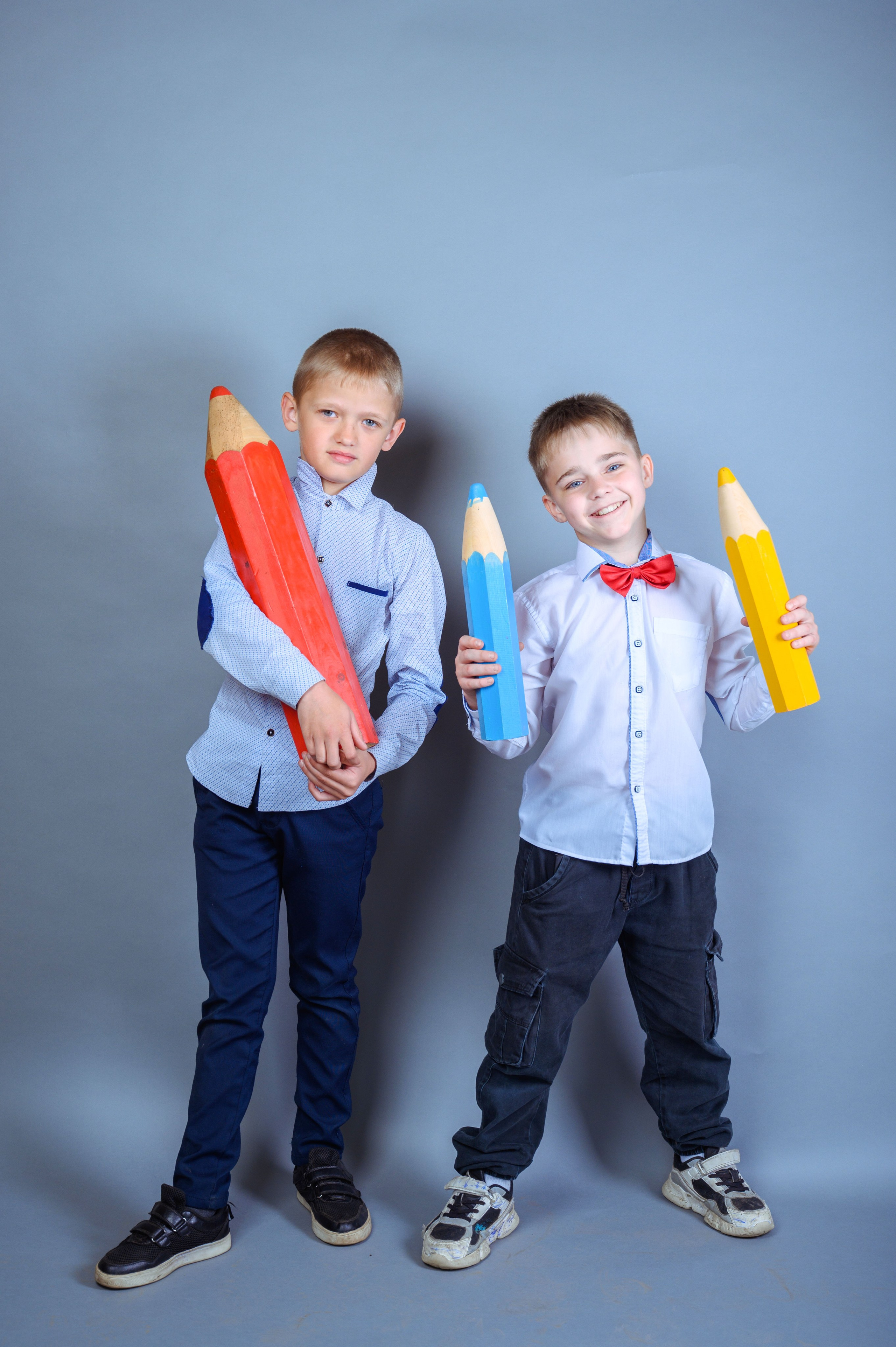 Фотосъемка на фоне с реквизитом. Фотограф. Выпускные альбомы в Барнауле