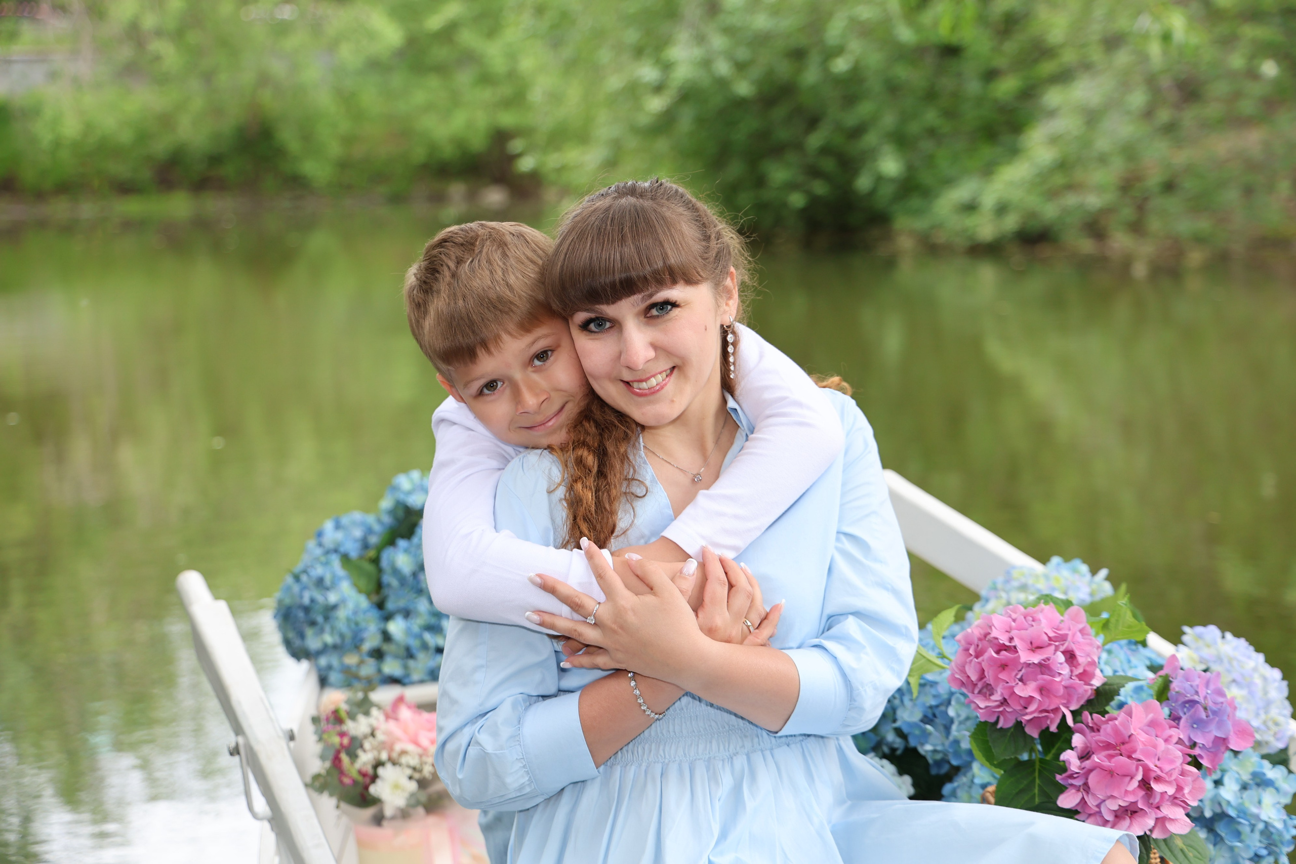 Фотосессия в лодке, лодка, озеро, платье, книга, шляпа, зонт, перчатки, весла, лето. Свадебный, семейный, женский и детский фотограф из Екатеринбурга