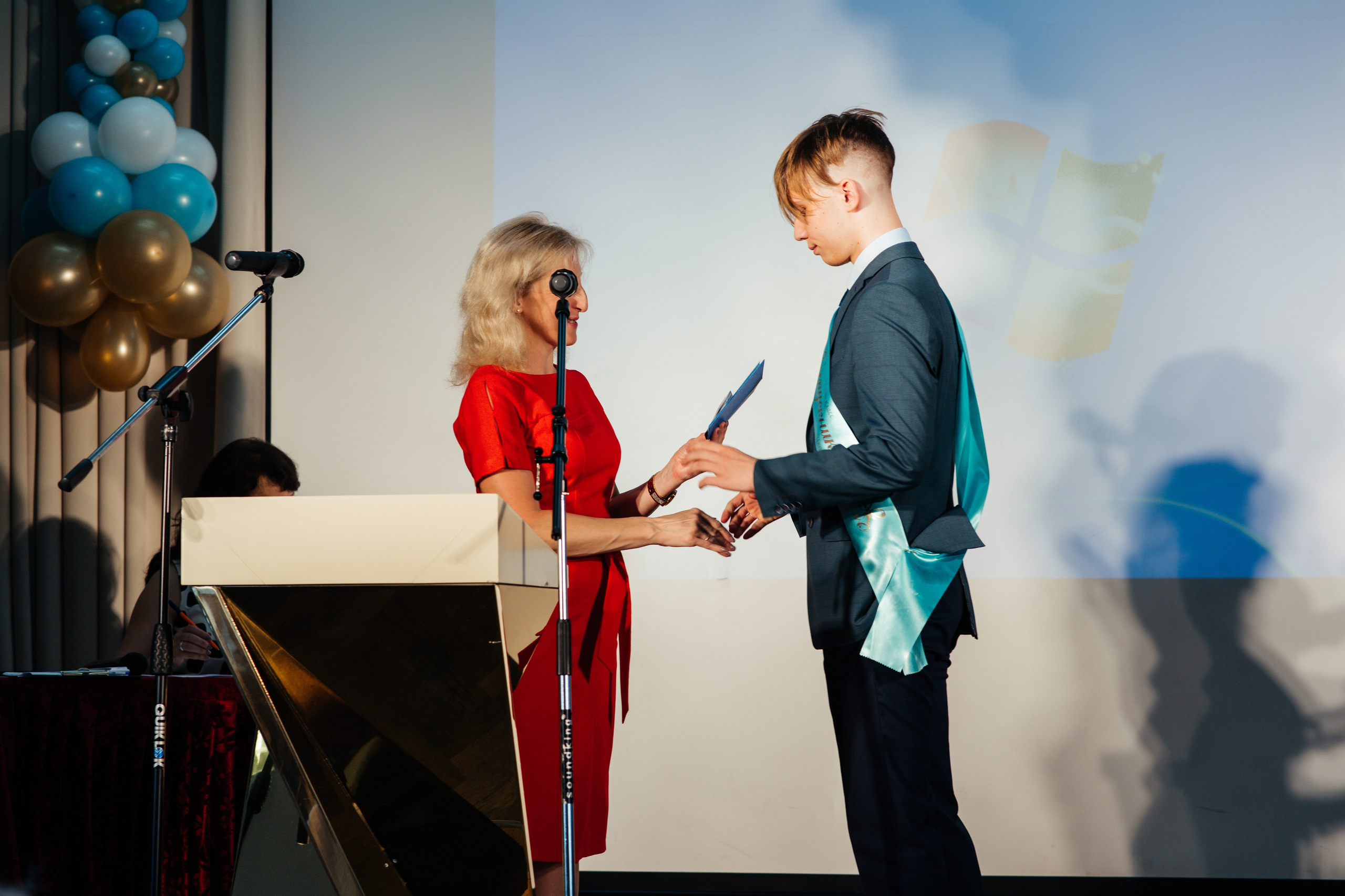 Вручение аттестатов. Выпускные альбомы в Подольске Москве и МО