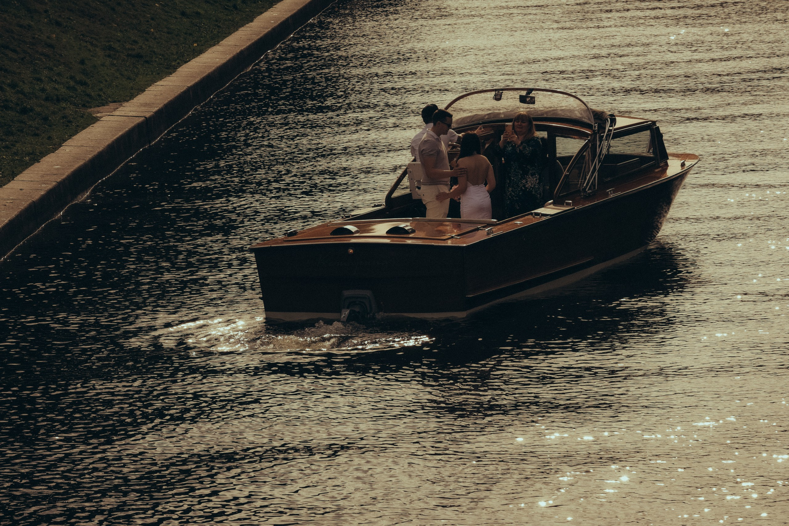 СВАДЕНБНАЯ СЬЕМКА НА КАТЕРЕ ПО КАНАЛАМ САНКТ-ПЕТЕРБУРГА И В АКВАТОРИИ НЕВЫ. Профессиональный фотограф, Санкт-Петербург — Виктория Богомолова