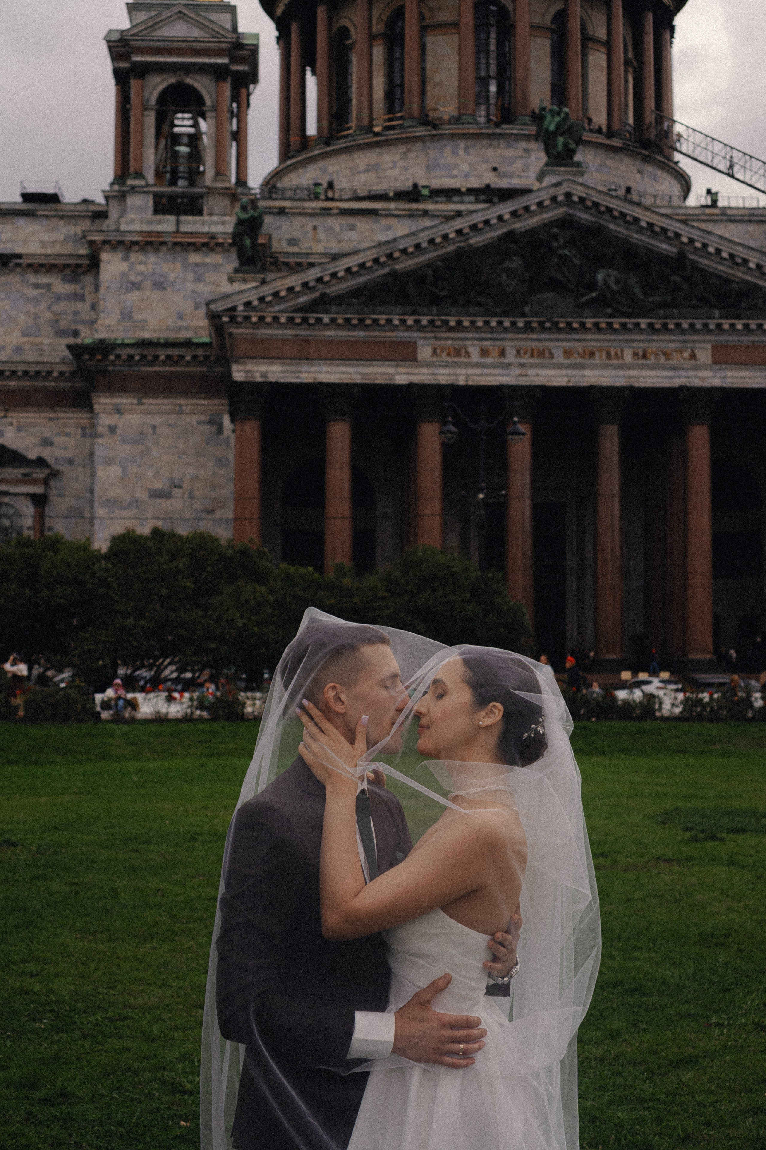 СВАДЕБНАЯ ПРОГУЛКА В САНТК-ПЕТЕРБУРГЕ (ИСАКИЕВСКИЙ СОБОР, ЗИМНЯЯ КАНАВКА, ЭРМИТАЖ И БОЛЬШАЯ МОРСКАЯ УЛИЦА). Профессиональный фотограф, Санкт-Петербург — Виктория Богомолова