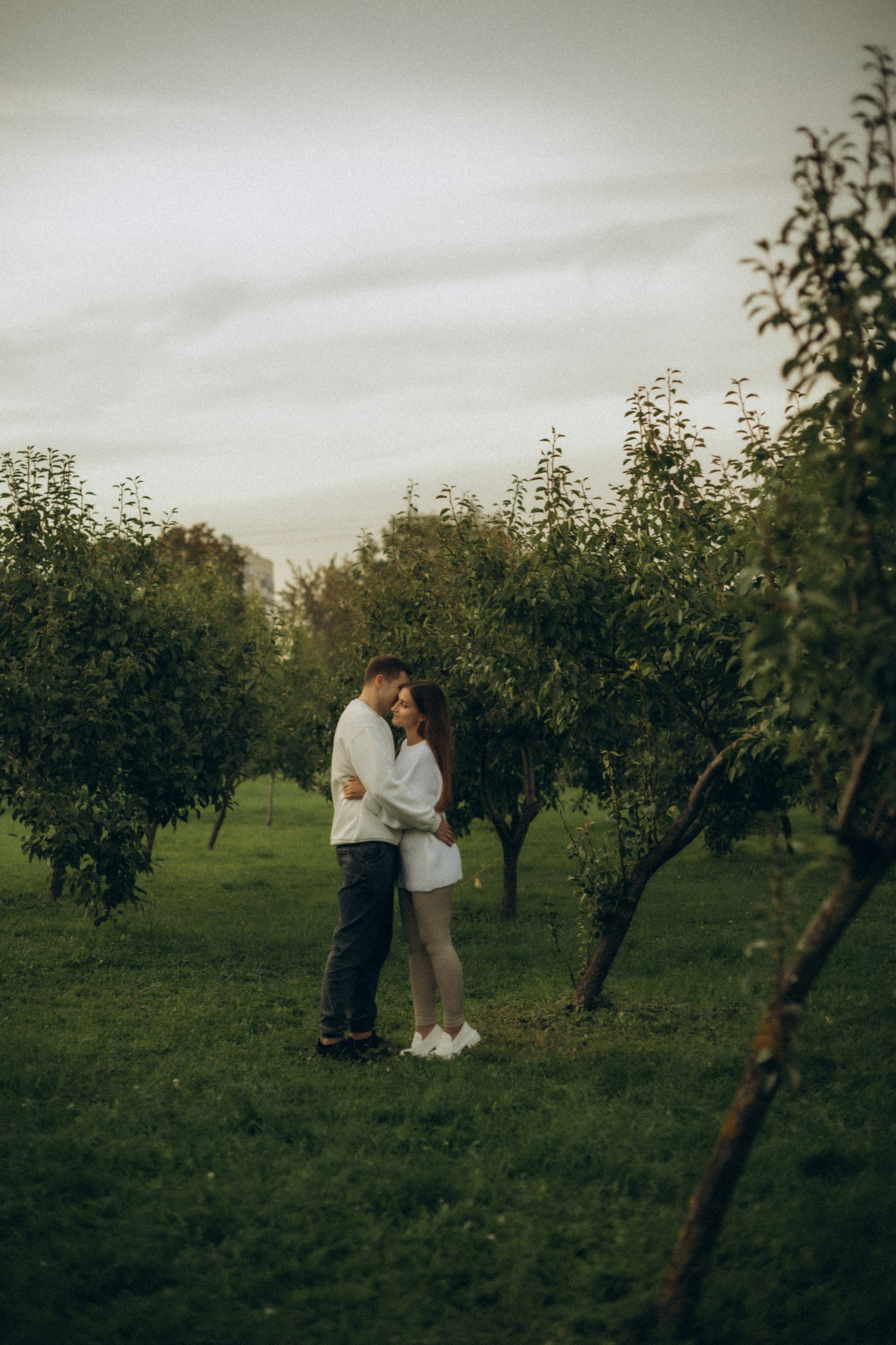 В яблоневых садах. Гаврилова Настя семейный фотограф lifestyle в Москве