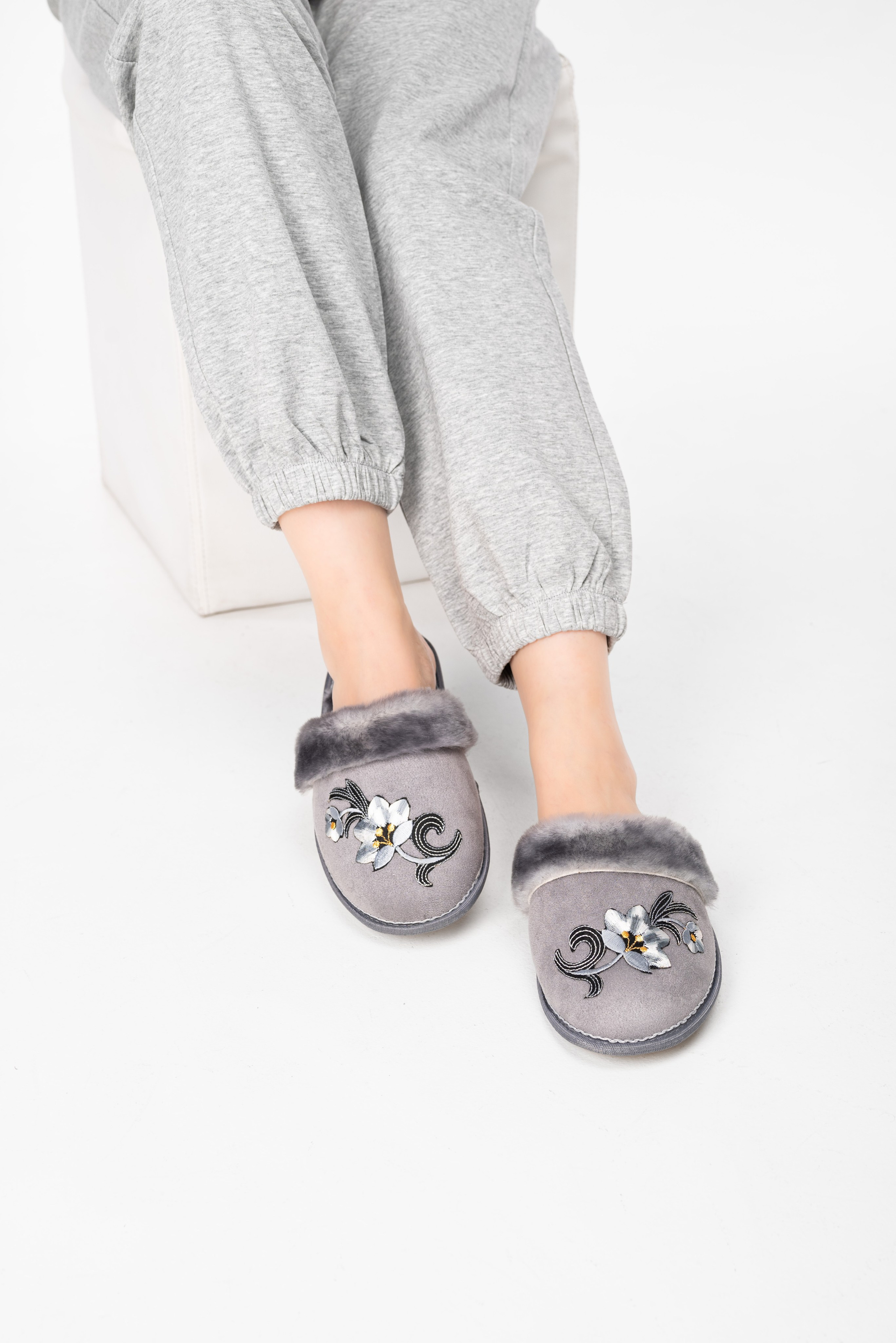 Тапочки и чуни. Предметный фотограф, фото для маркетплейсов Пятигорск, КМВ