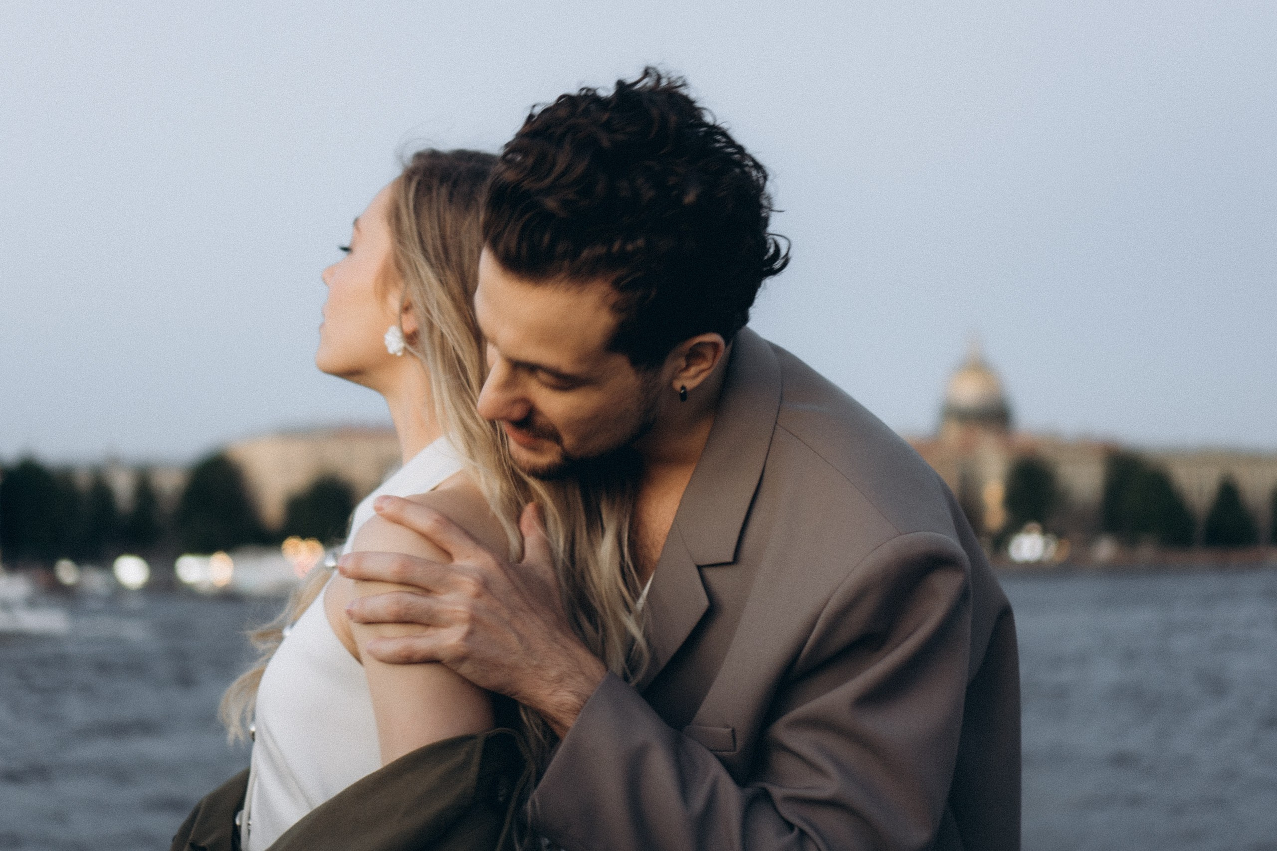 СВАДЕБНАЯ СЬЕМКА ПАРЫ НА РАССВЕТЕ В БЕЛЫЕ НОЧИ И ПРОГУЛКА С РАЗВОДНЫМИ МОСТАМИ И ПИКНИК ВОЗЛЕ ИСАКИЕВСКОГО СОБОРА. Профессиональный фотограф, Санкт-Петербург — Виктория Богомолова