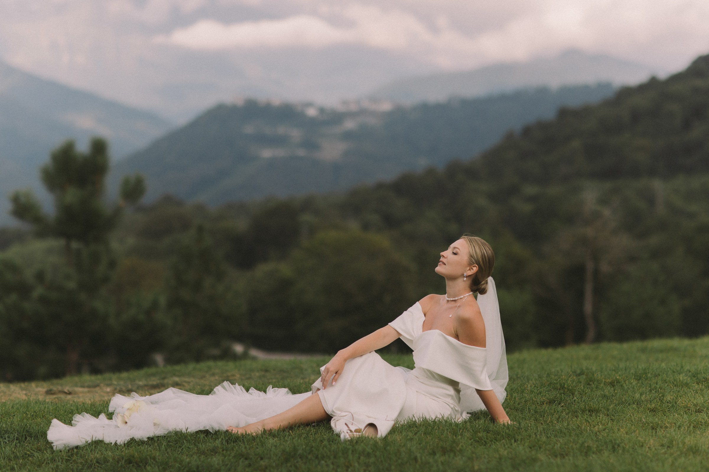 Свадебный день для двоих: сборы невесты в пятизвёздочном отеле и прогулкой пары в горах Красной поляны. Свадебный, репортажный и портретный фотограф Сочи, Краснодар. Александра Зайцева