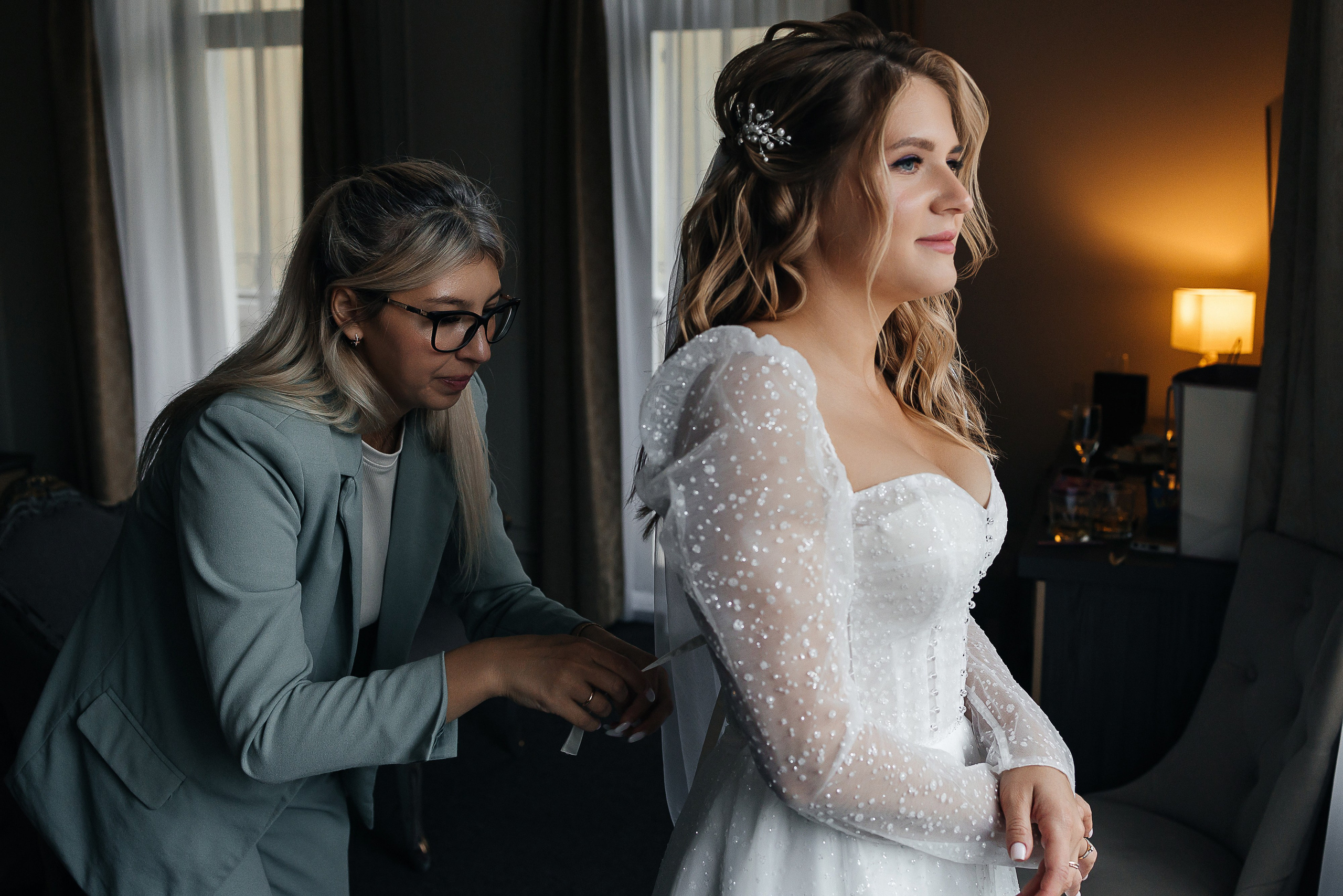 Трогательная выездная церемония в уютном дворике отеля. Олег Сверчков | Свадебный фотограф Вологда