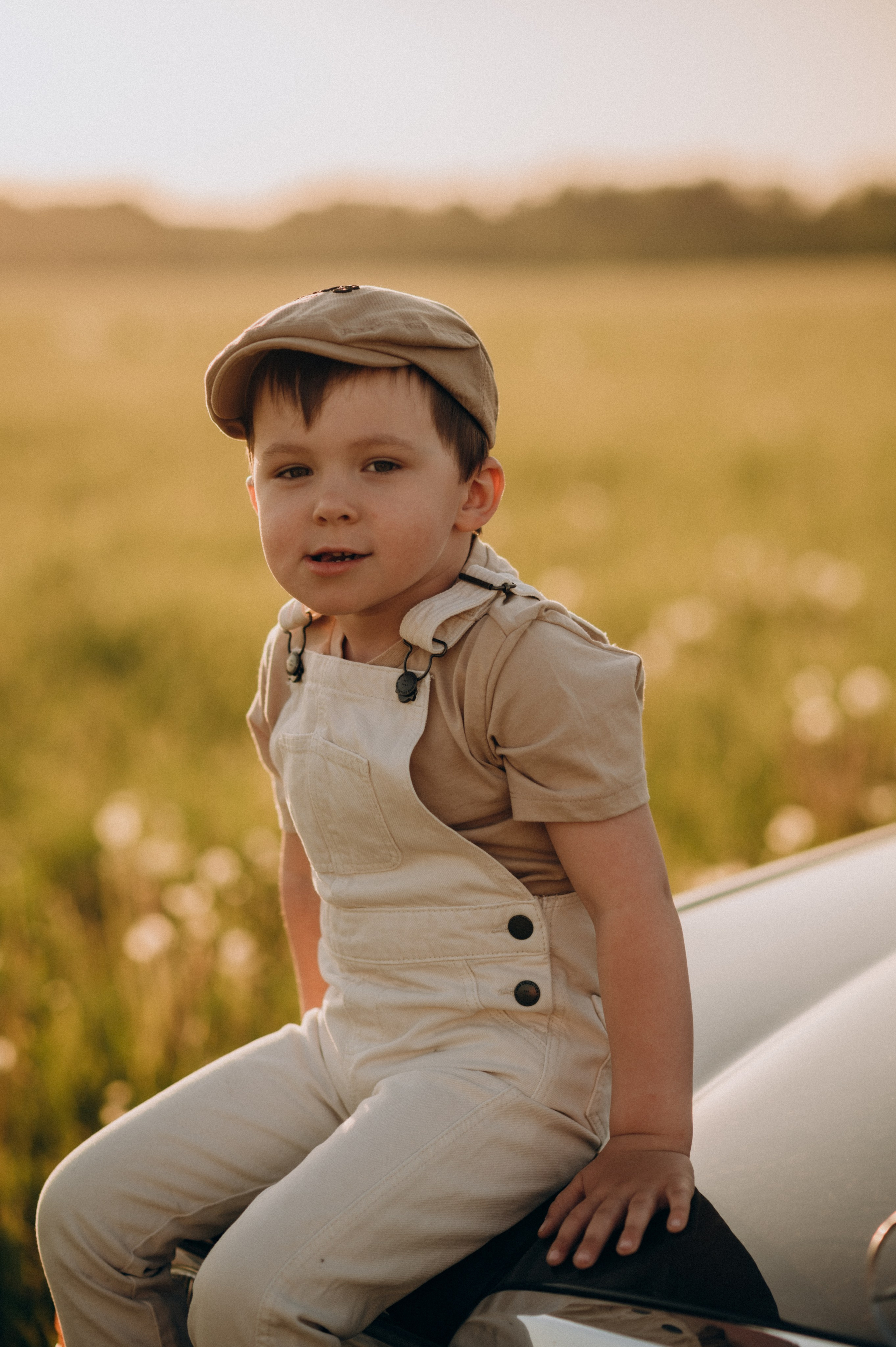 С машиной. Семейный фотограф Нагорнова Виктория