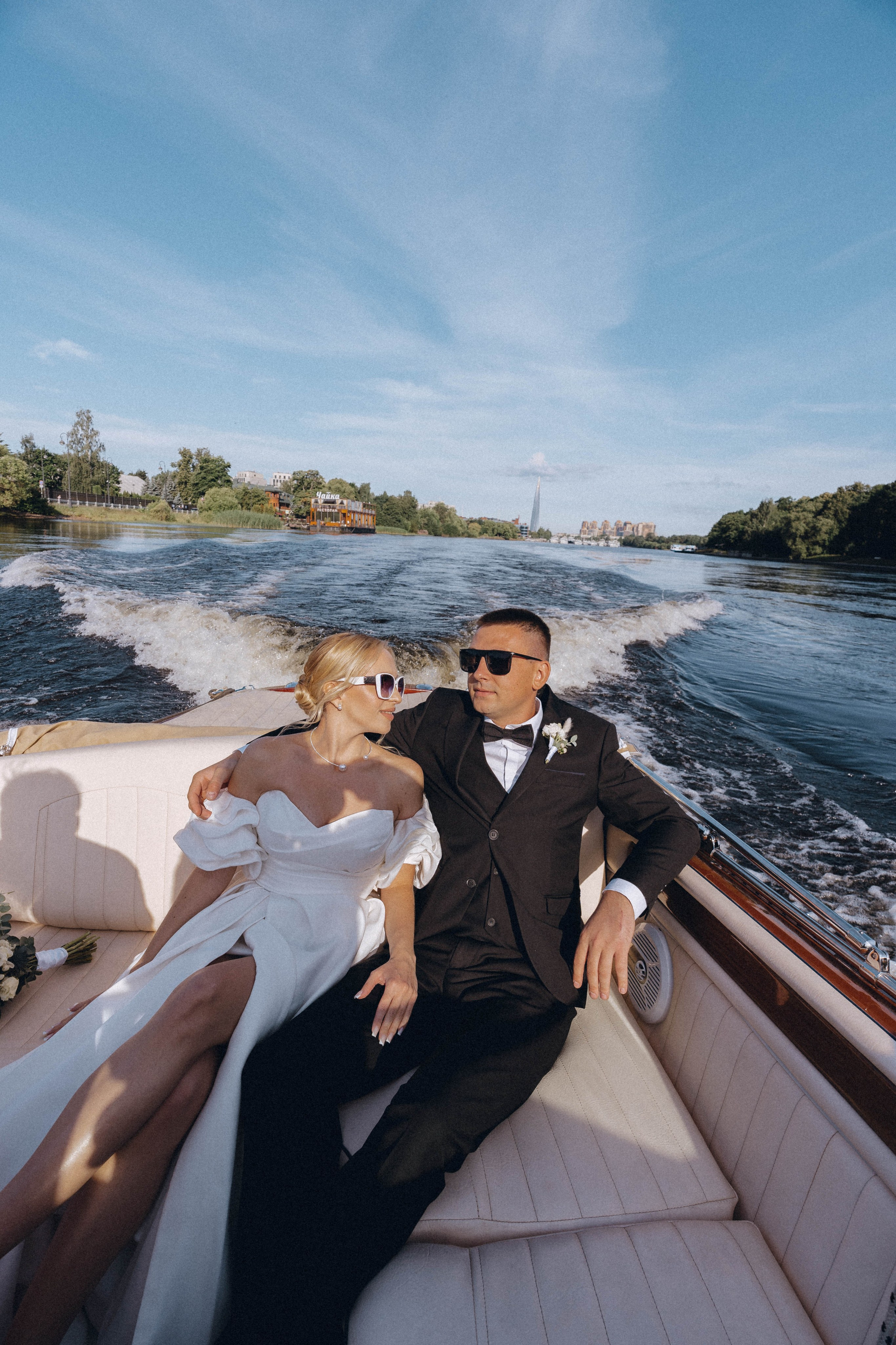 СВАДЕНБНАЯ СЬЕМКА НА КАТЕРЕ ПО КАНАЛАМ САНКТ-ПЕТЕРБУРГА И В АКВАТОРИИ НЕВЫ. Профессиональный фотограф, Санкт-Петербург — Виктория Богомолова