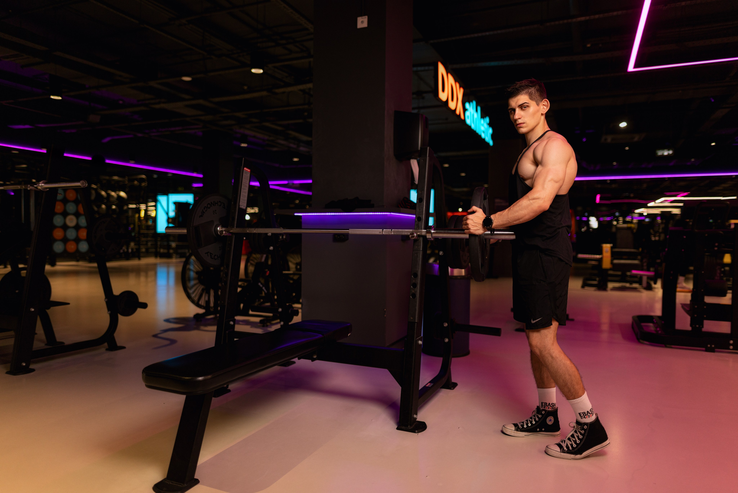 Фотосет в Владом в тренажерном зале для контента. Дмитрий Шульгин, портретный фотограф в Воронеже