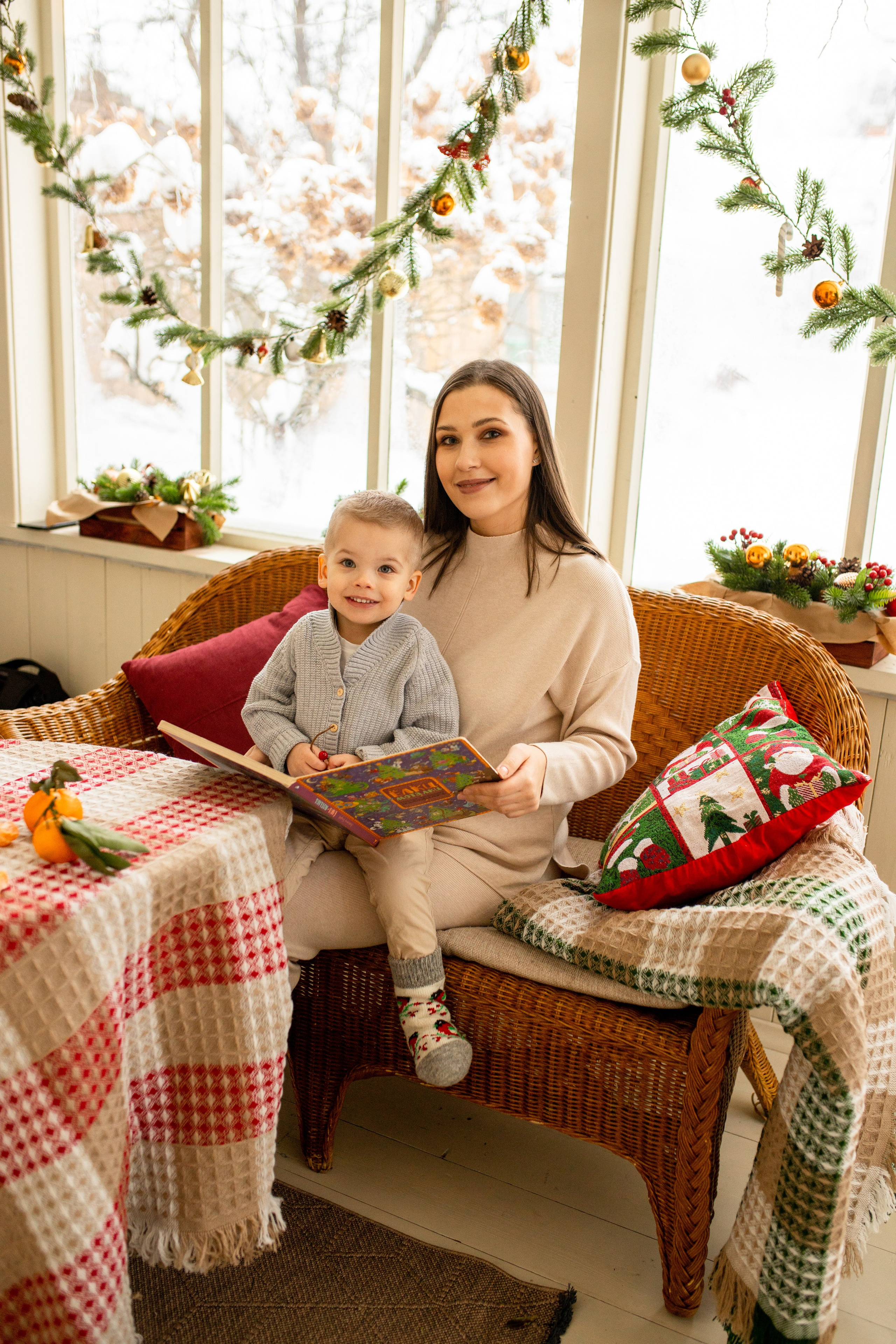 мама читает сыну, новогодняя фотосессия в Купавне, фотограф Железнодорожный фотограф Балашиха фотограф на новый год, семейная новогодняя фотосессия