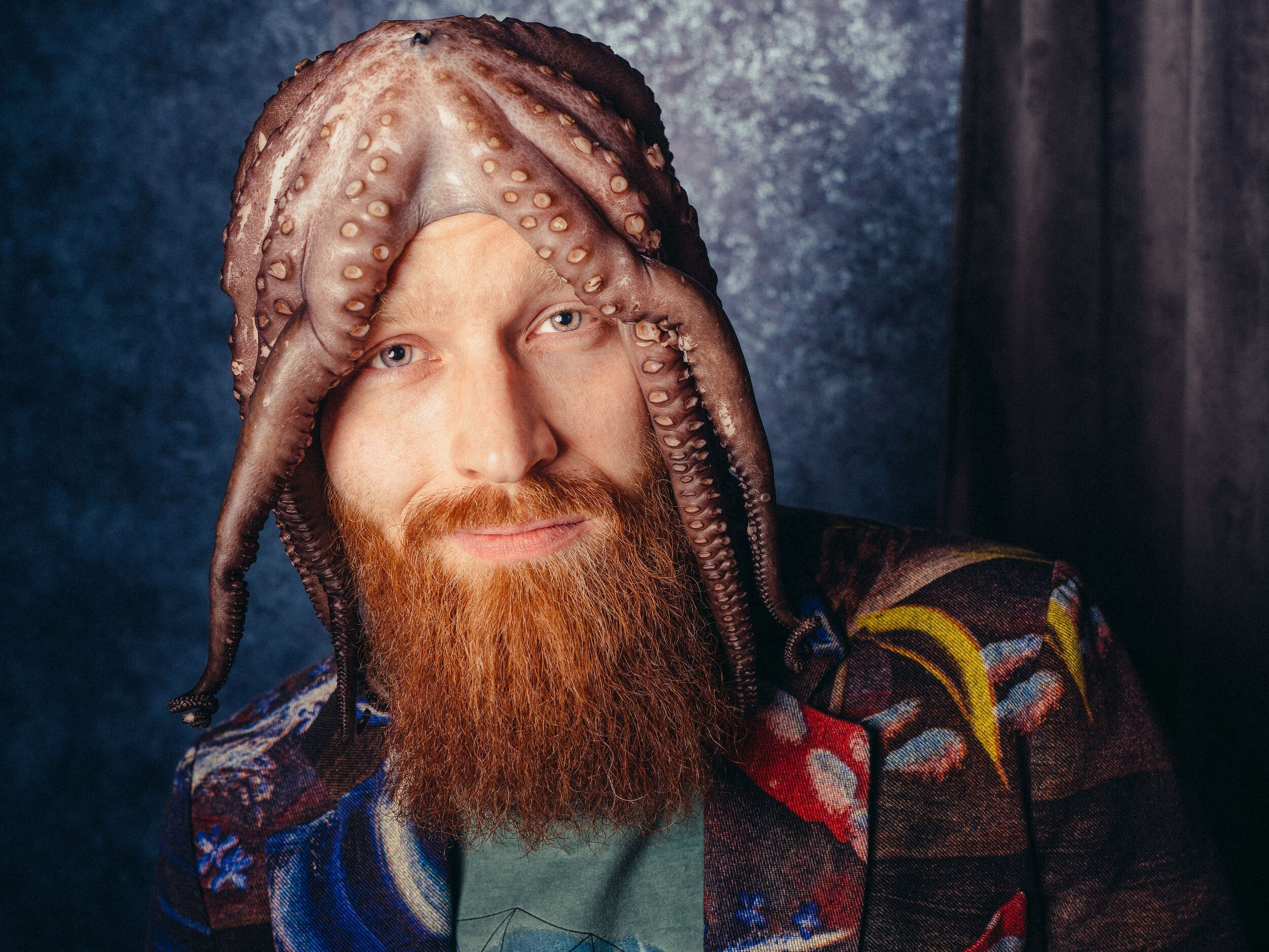 Яркий фотопортрет ресторатора Владимира Перельмана. Рыба Моя. Осьминог на голове