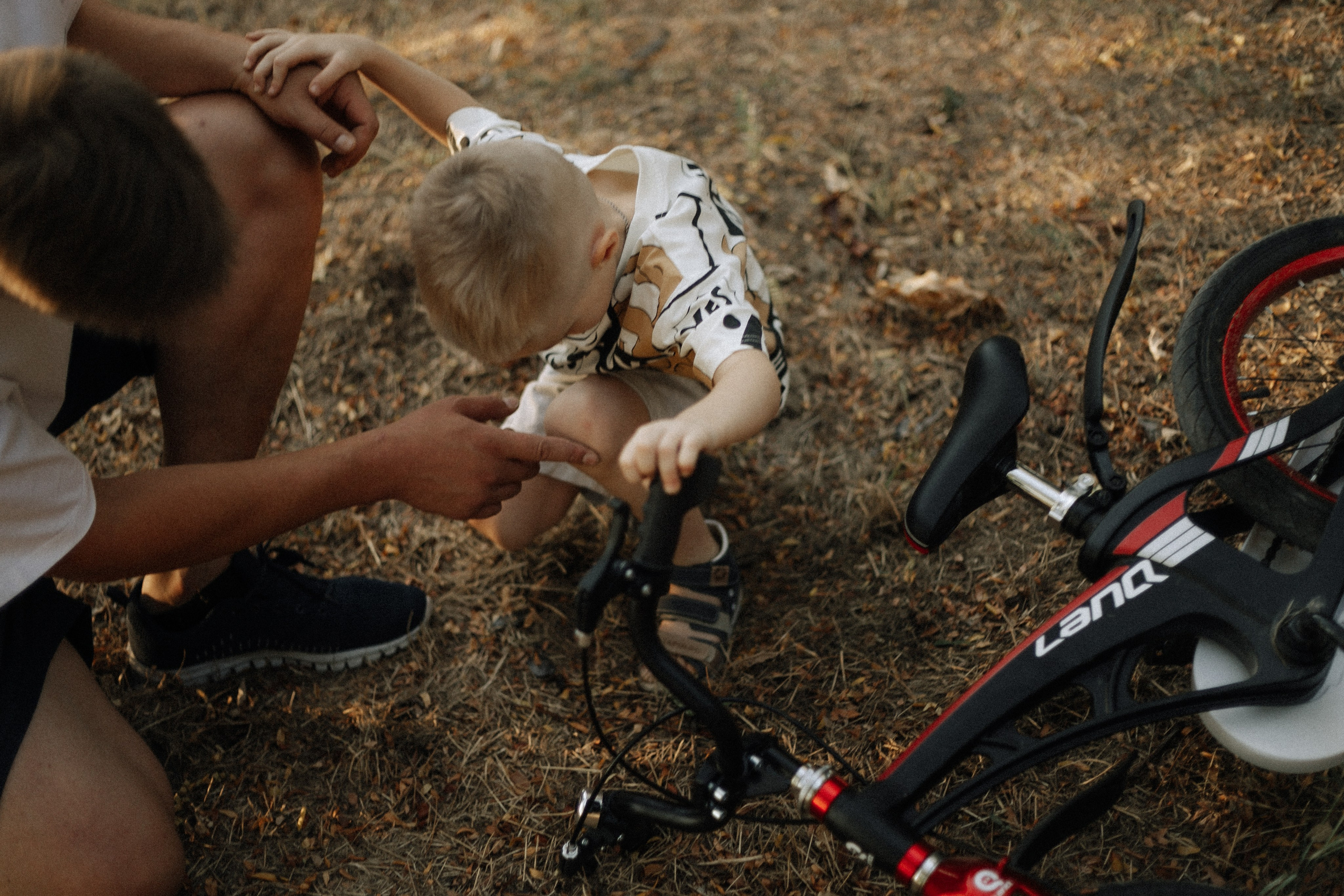 Папа учит сына кататься на велосипеде. Фотограф в Крыму | Виктория Нотевская