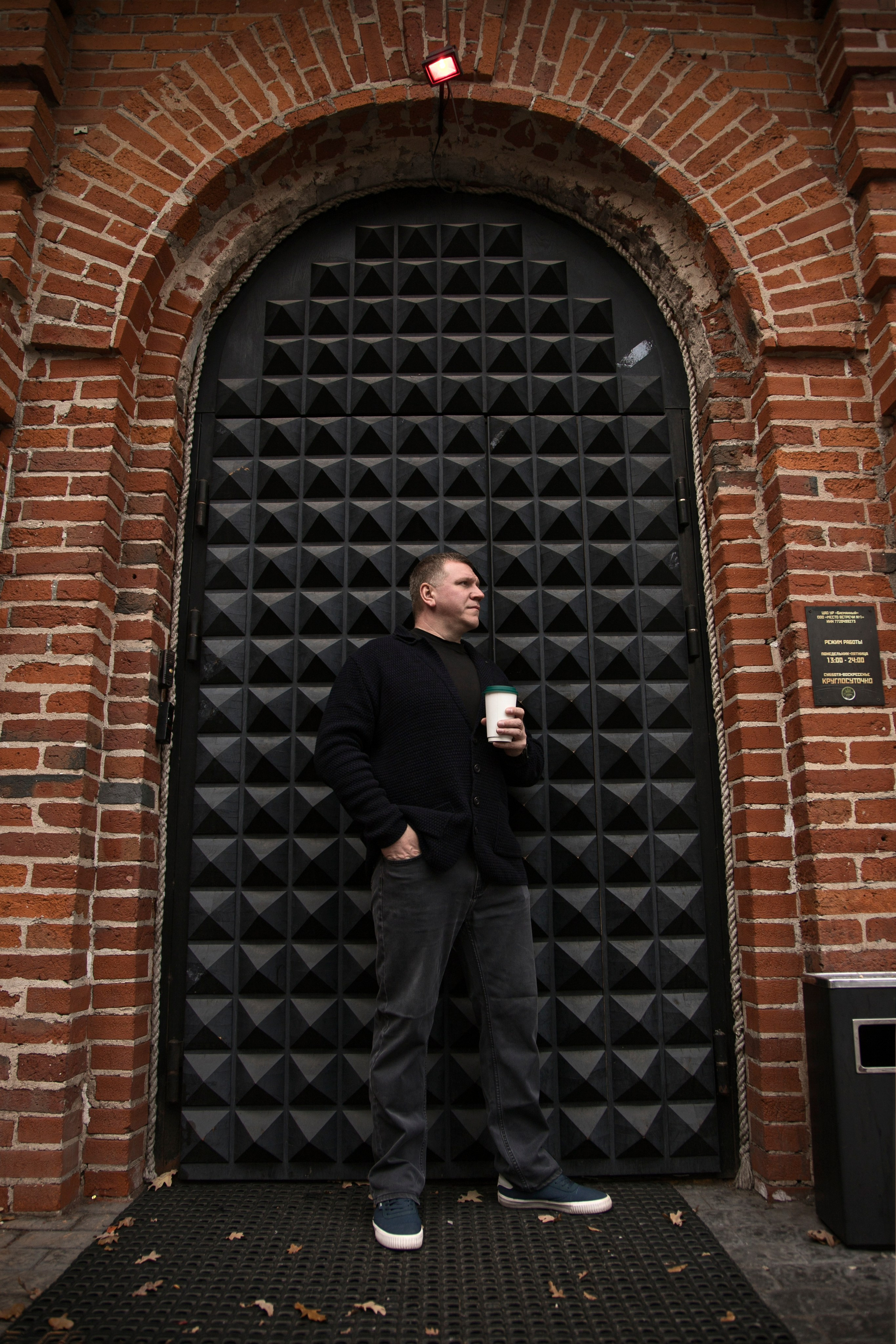 Мужская фотосессия на улице. Профессиональный фотограф в Москве