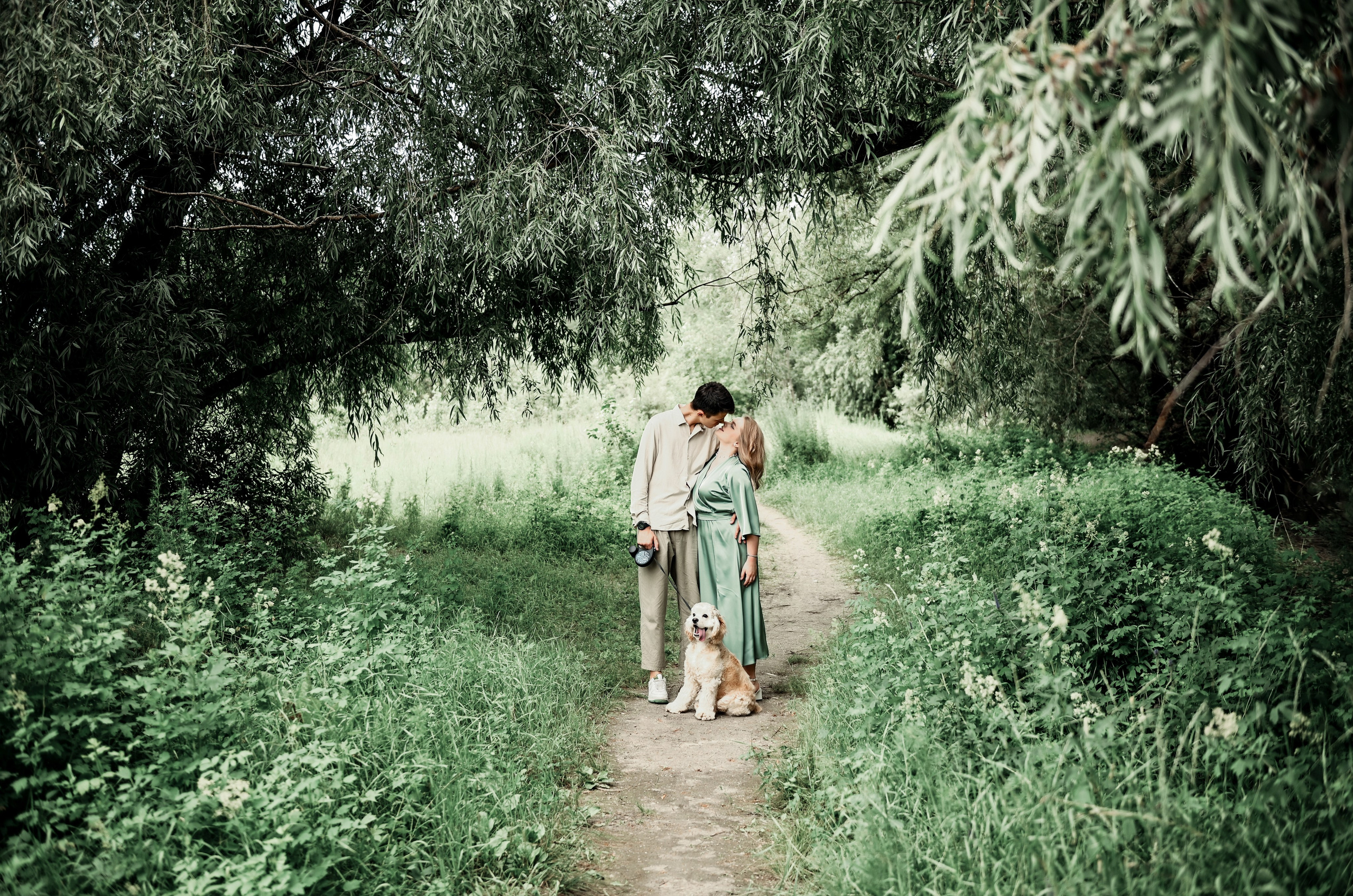 Love story прогулка вместе с песиком))). Свадебный, семейный, детский, контент фотограф в Омске Максим Ильин