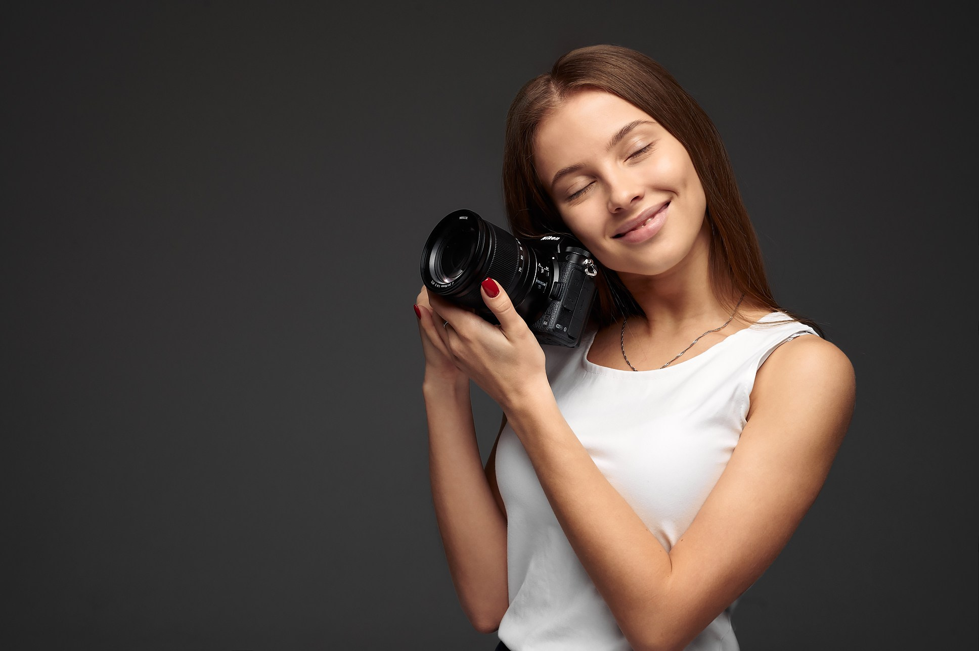 Рекламная фотография девушка с фотоаппаратом, фото для магазина фототехники. Ваш фотограф в Екатеринбурге.