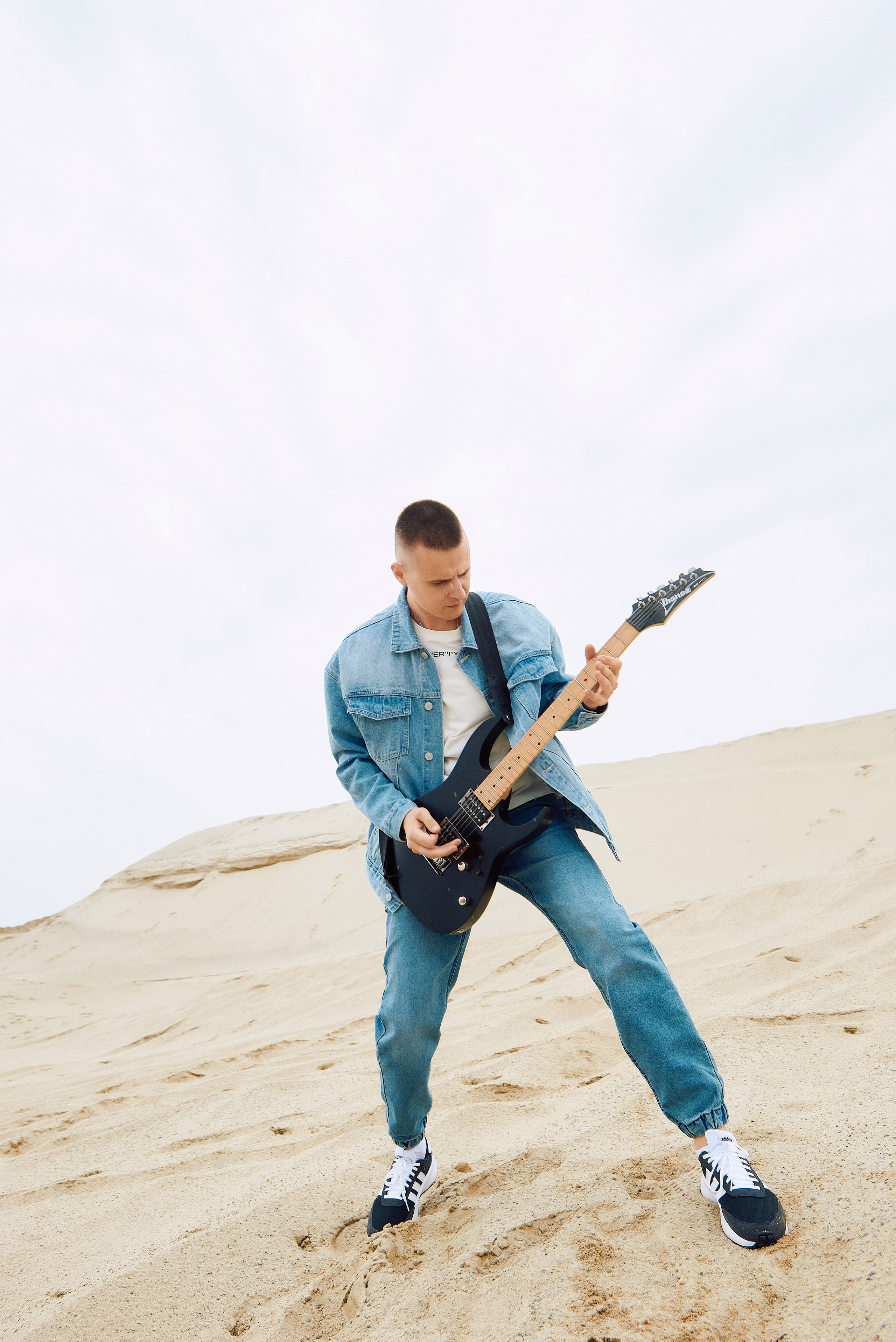 Парень играет на гитаре в пустыне. Пенза