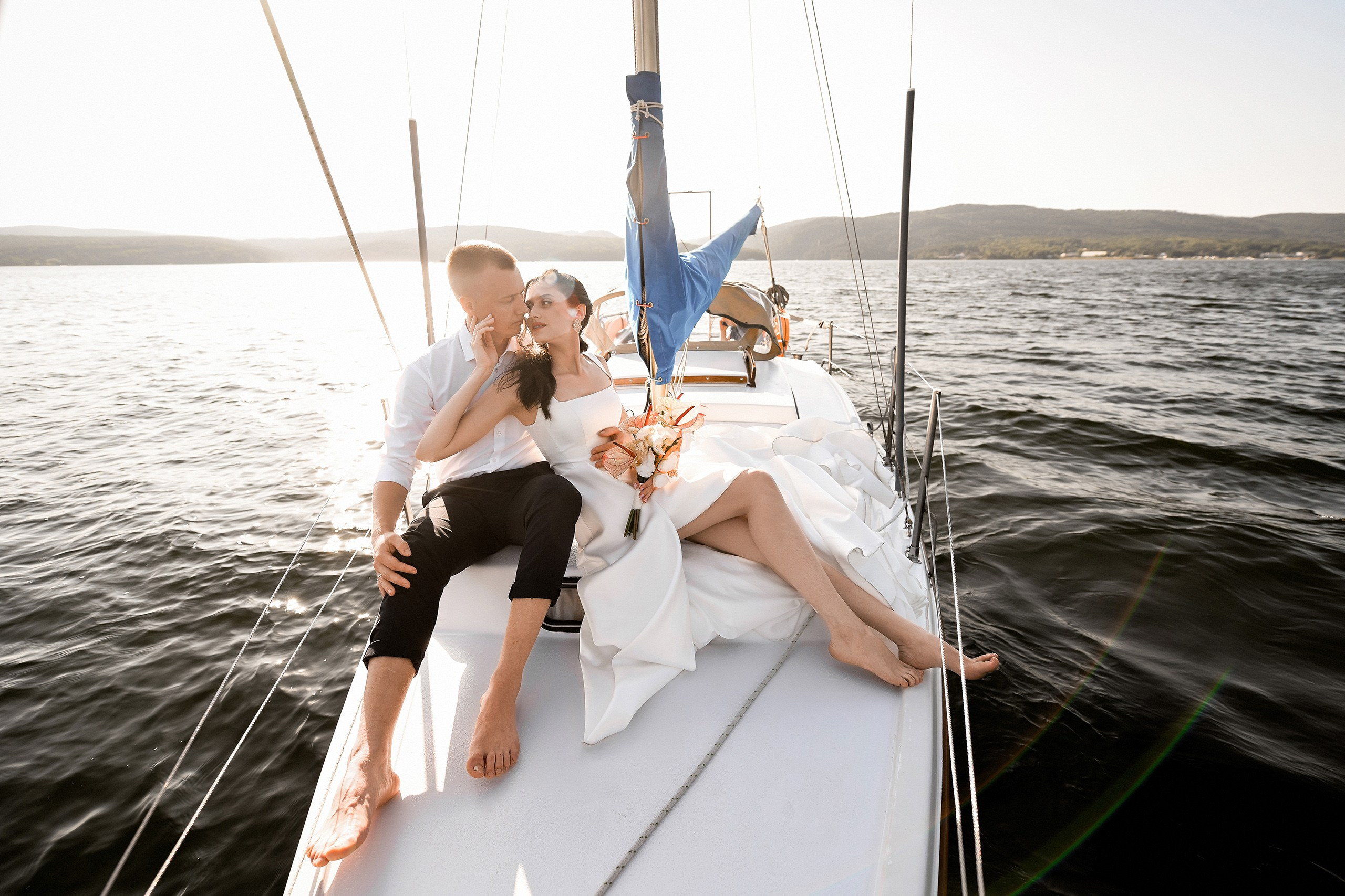 Фотосессия в свадебном платье на яхте в Красноярске. 📸 Свадебный и семейный фотограф в Красноярске Тихомиров Евгений | 17 лет опыта | 800+ свадеб