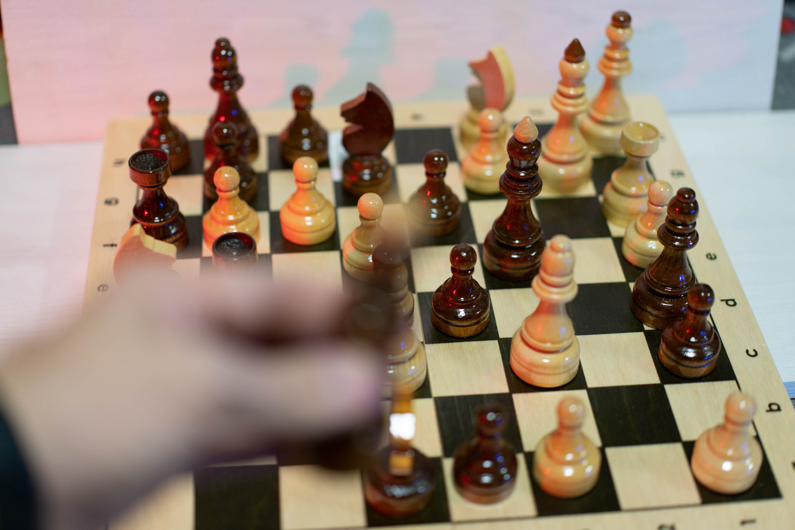 Недорогие деревянные шахматы от компании Пуль Брокколи. Фотограф — видеограф в Москве Дмитрий Менделеев