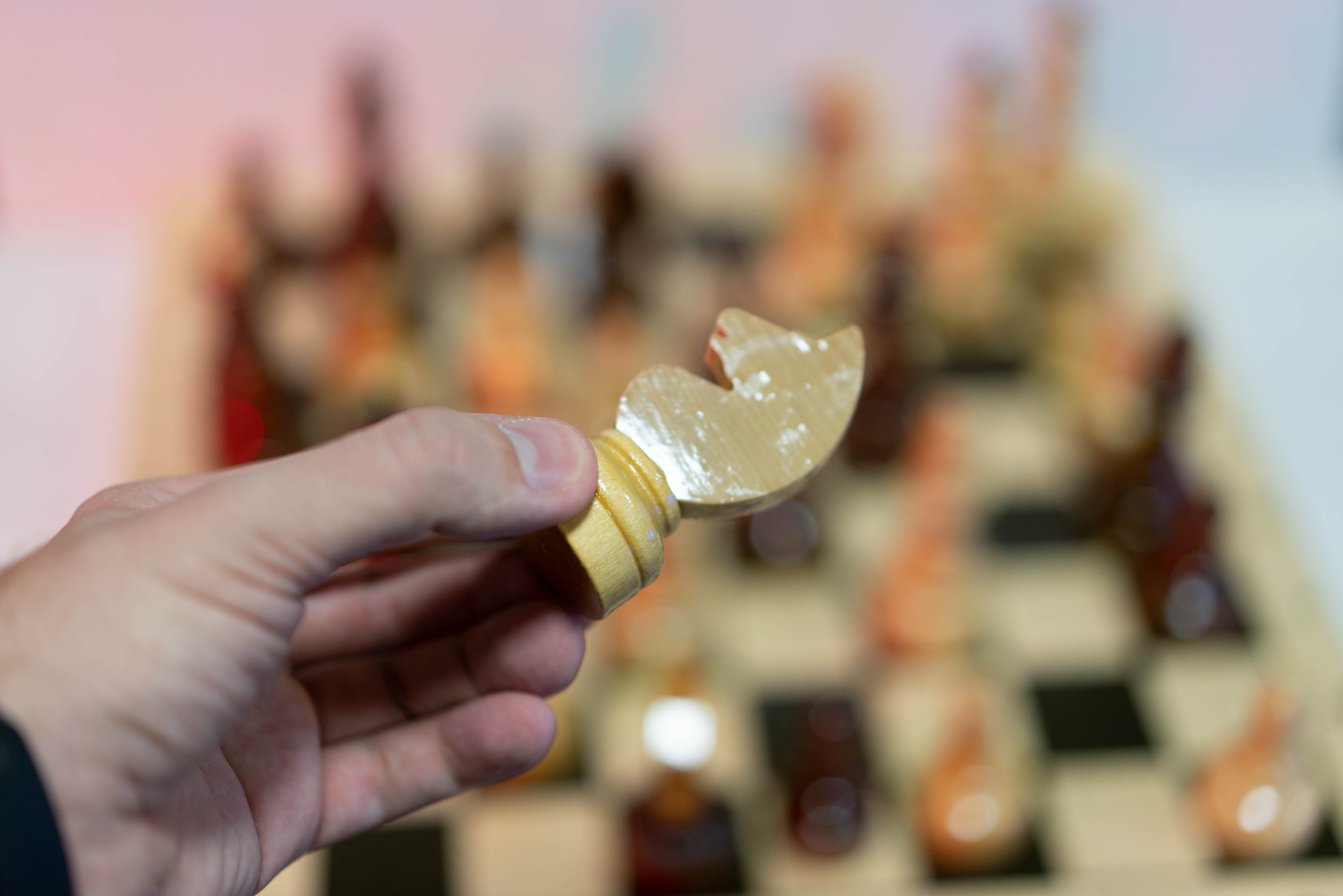 Недорогие деревянные шахматы от компании Пуль Брокколи. Фотограф — видеограф в Москве Дмитрий Менделеев