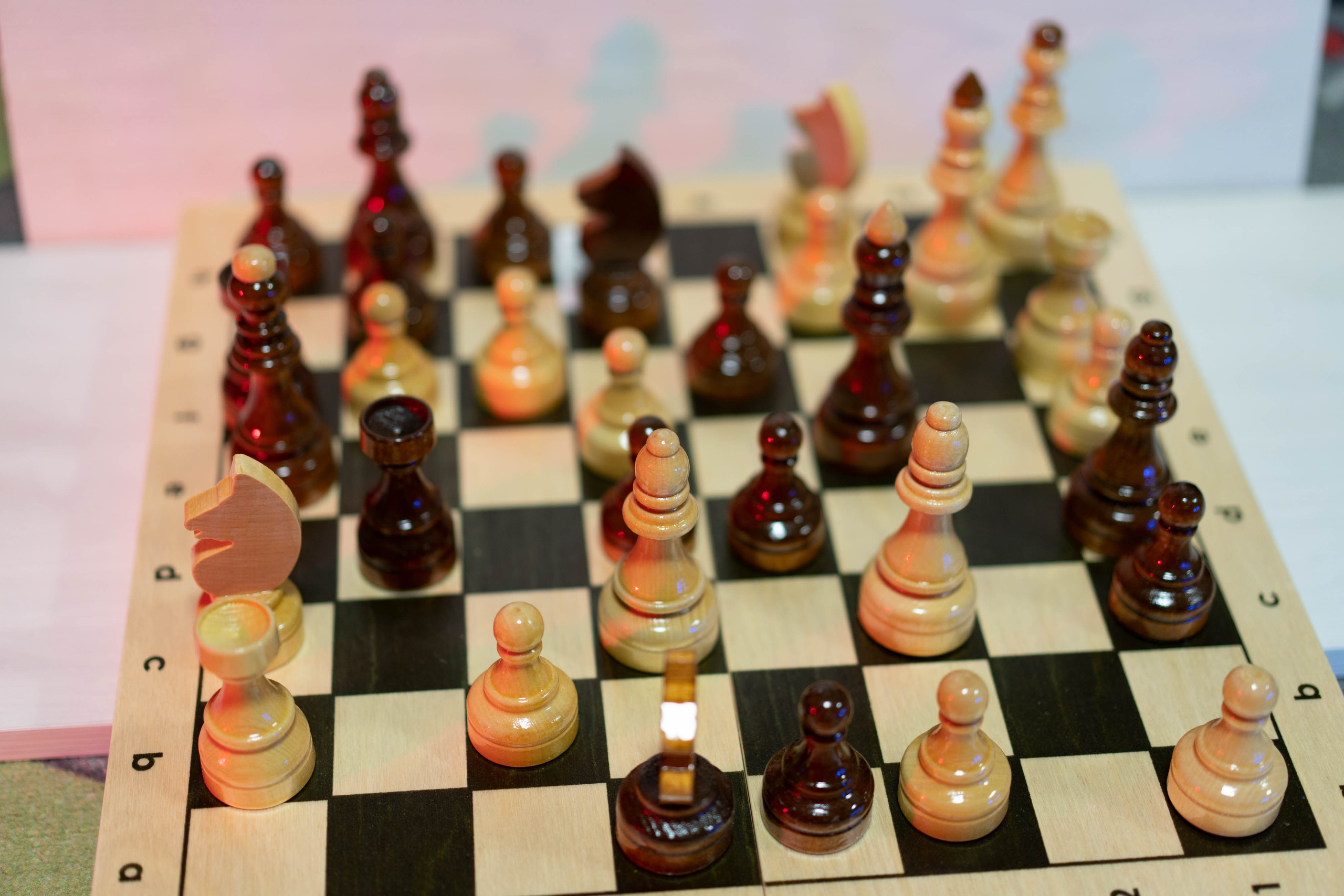 Недорогие деревянные шахматы от компании Пуль Брокколи. Фотограф — видеограф в Москве Дмитрий Менделеев