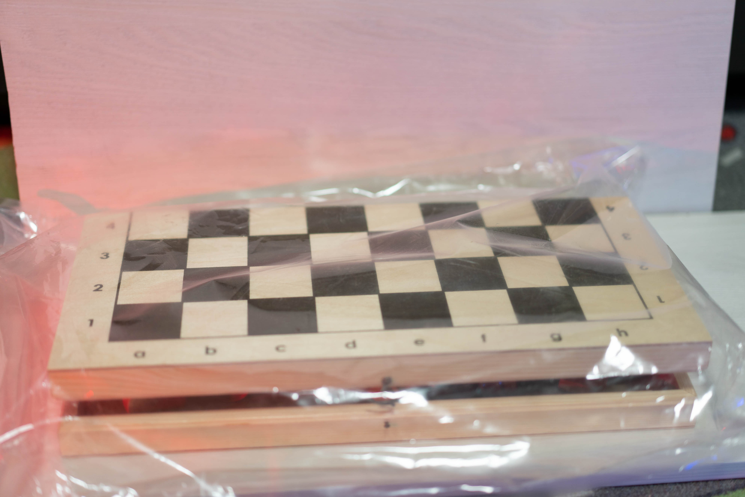 Недорогие деревянные шахматы от компании Пуль Брокколи. Фотограф — видеограф в Москве Дмитрий Менделеев