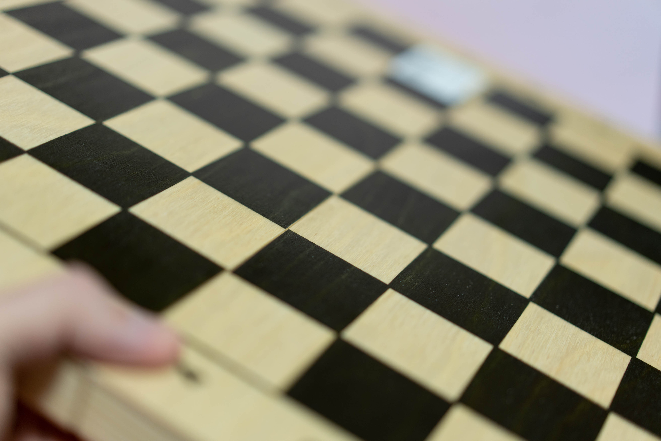 Недорогие деревянные шахматы от компании Пуль Брокколи. Фотограф — видеограф в Москве Дмитрий Менделеев