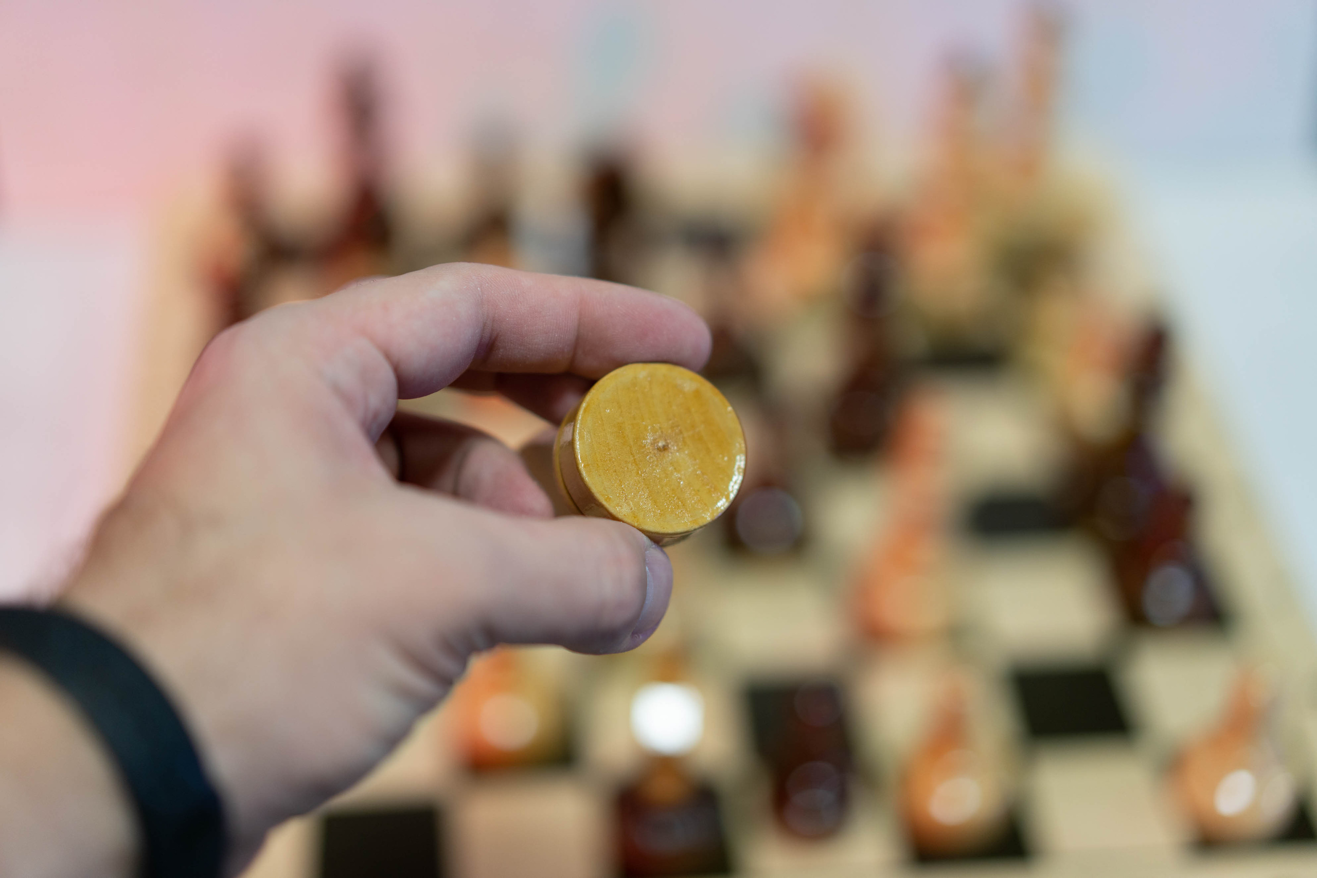 Недорогие деревянные шахматы от компании Пуль Брокколи. Фотограф — видеограф в Москве Дмитрий Менделеев