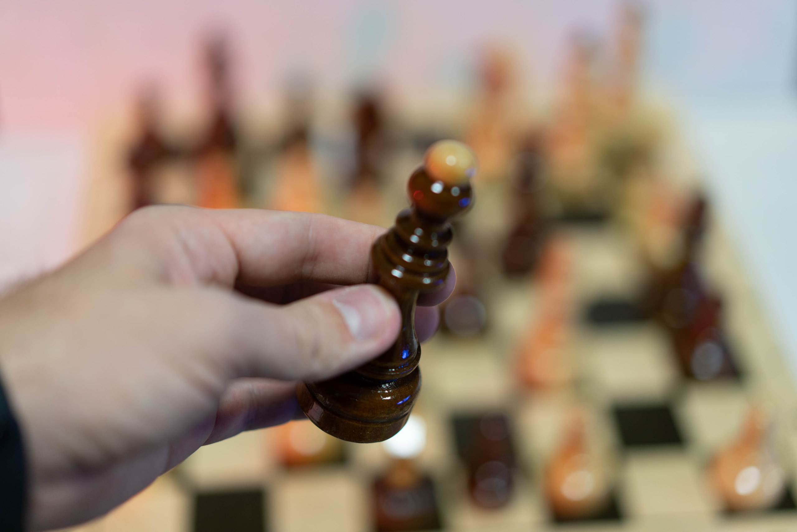 Недорогие деревянные шахматы от компании Пуль Брокколи. Фотограф — видеограф в Москве Дмитрий Менделеев