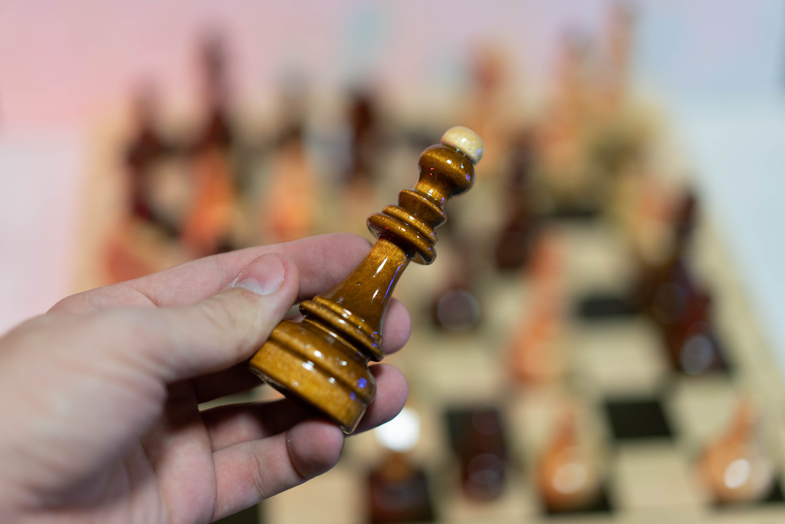 Недорогие деревянные шахматы от компании Пуль Брокколи. Фотограф — видеограф в Москве Дмитрий Менделеев