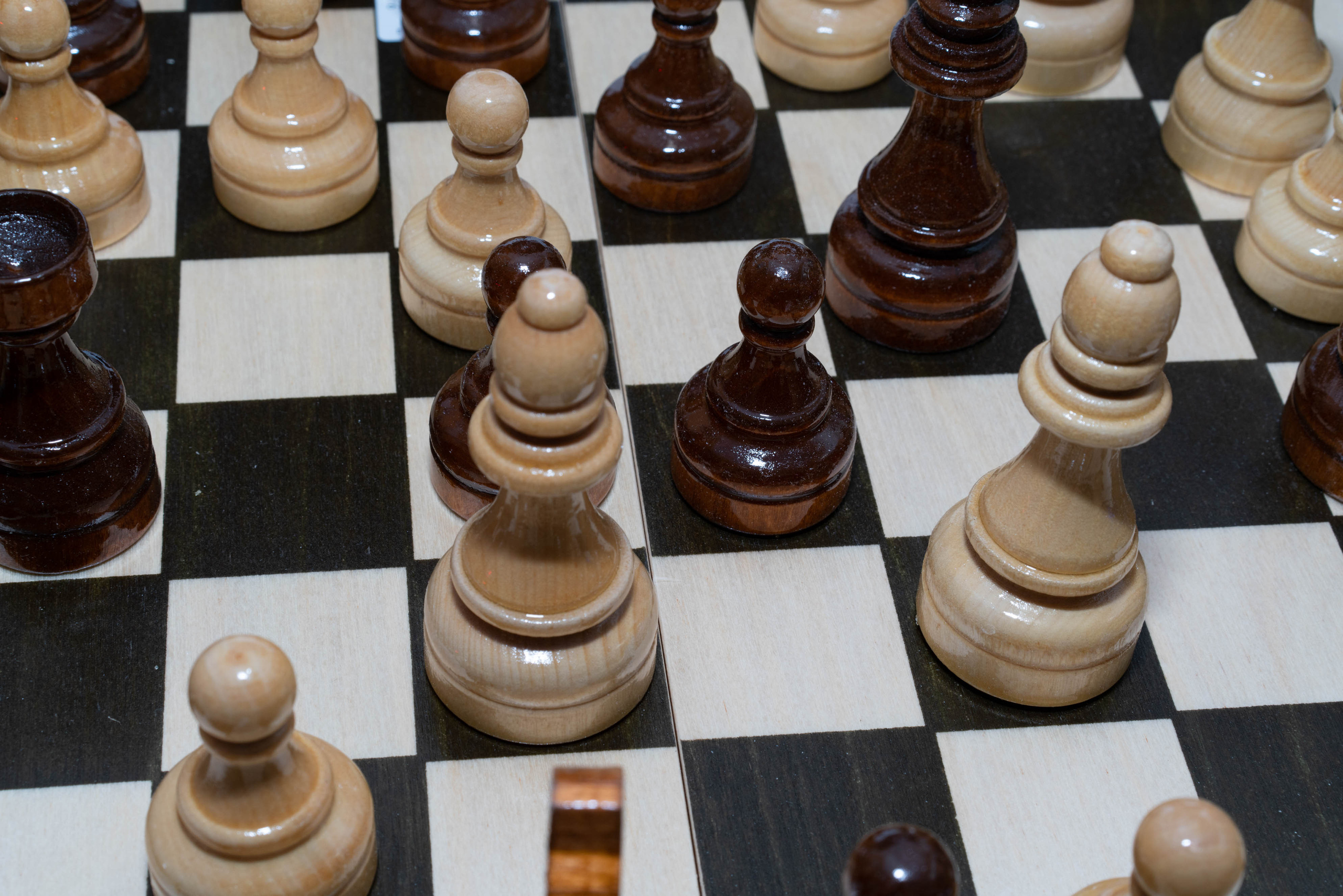 Недорогие деревянные шахматы от компании Пуль Брокколи. Фотограф — видеограф в Москве Дмитрий Менделеев