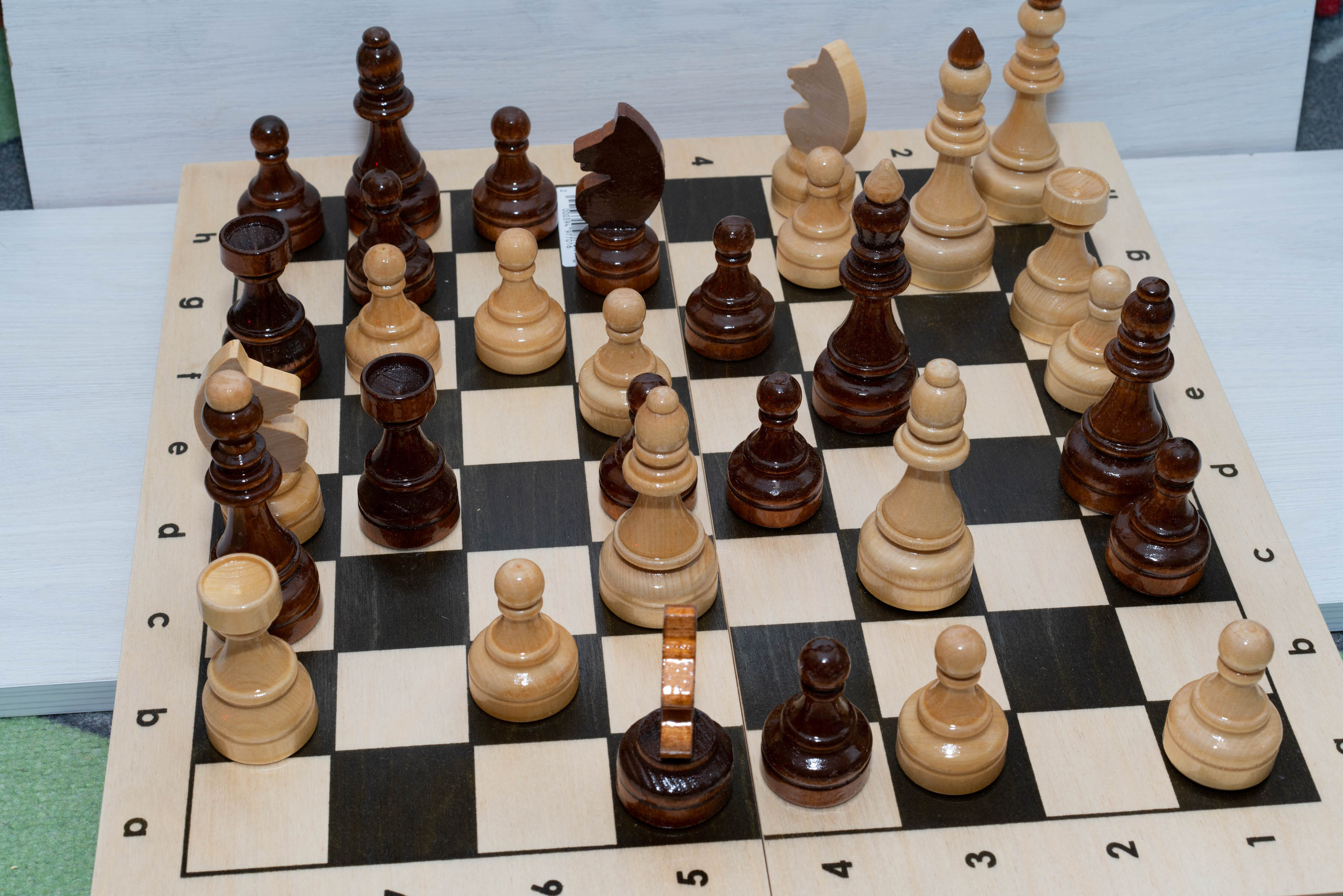 Недорогие деревянные шахматы от компании Пуль Брокколи. Фотограф — видеограф в Москве Дмитрий Менделеев