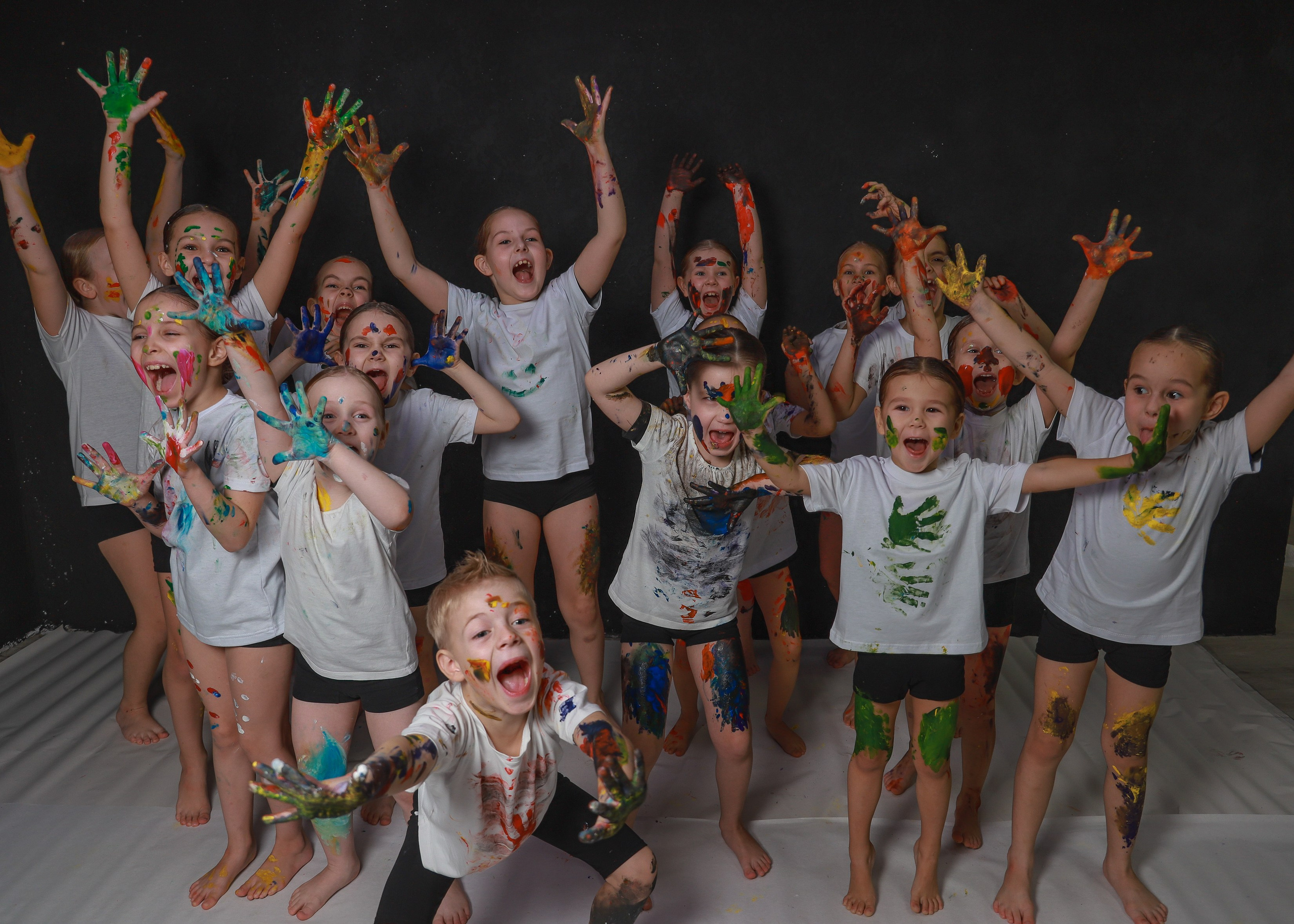 Младшие с красками. Фотограф Юлия Мальцева