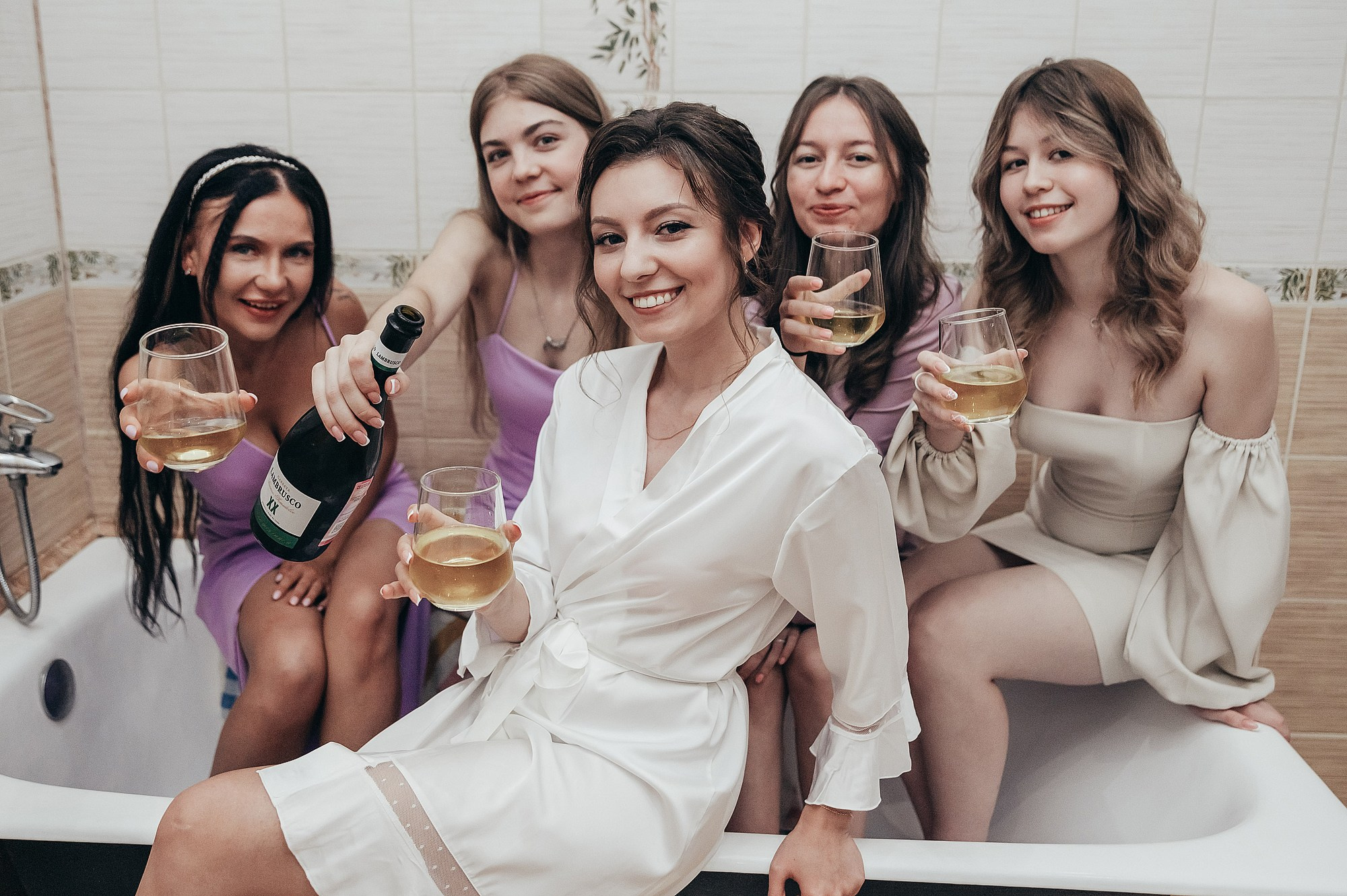 Подруги невесты в ванной