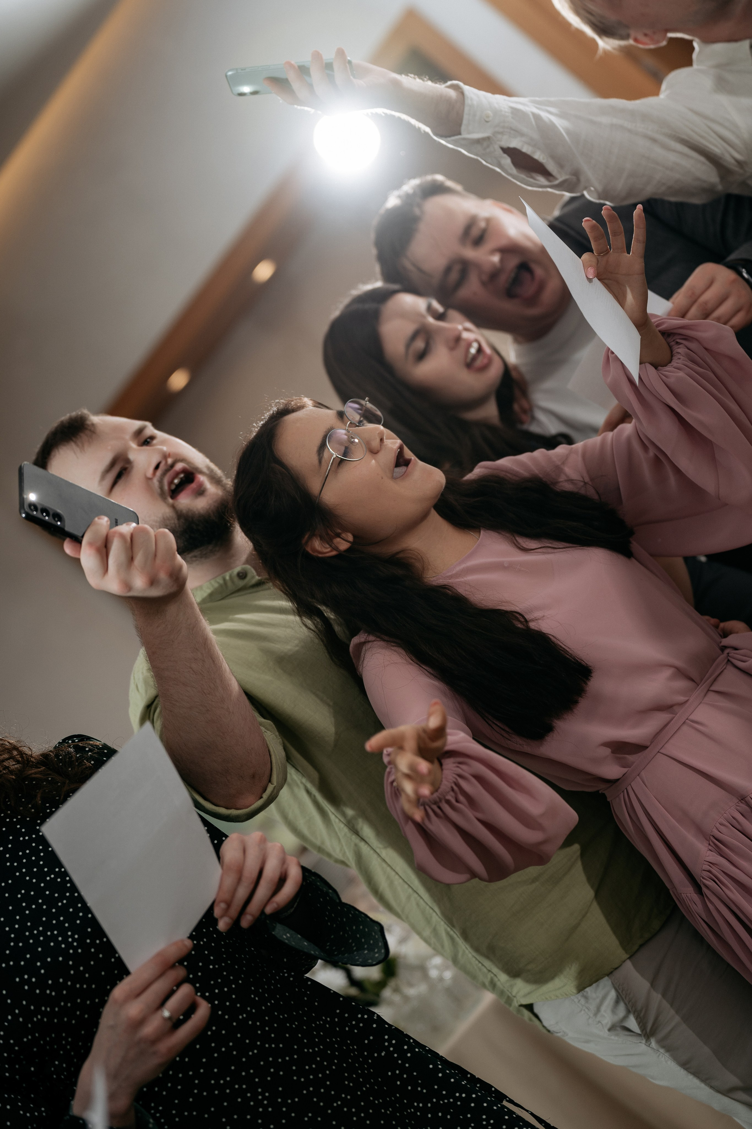 Фотограф Новороссийск - гости танцуют на банкете, милые и забавные кадры.