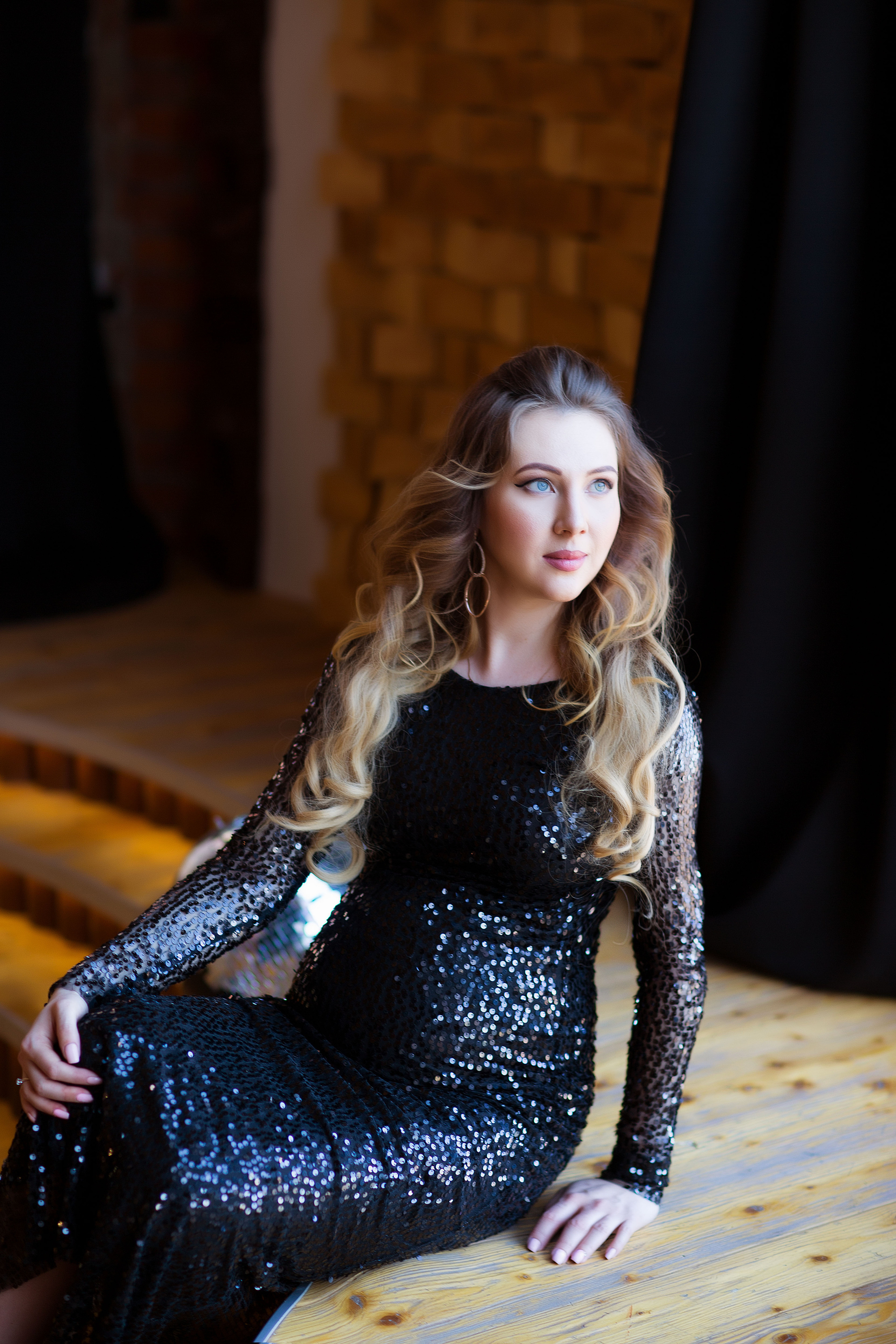 Черное блестящее с рукавом на прокат в Казани. Профессиональный Фотограф в Казани Яна Забелина