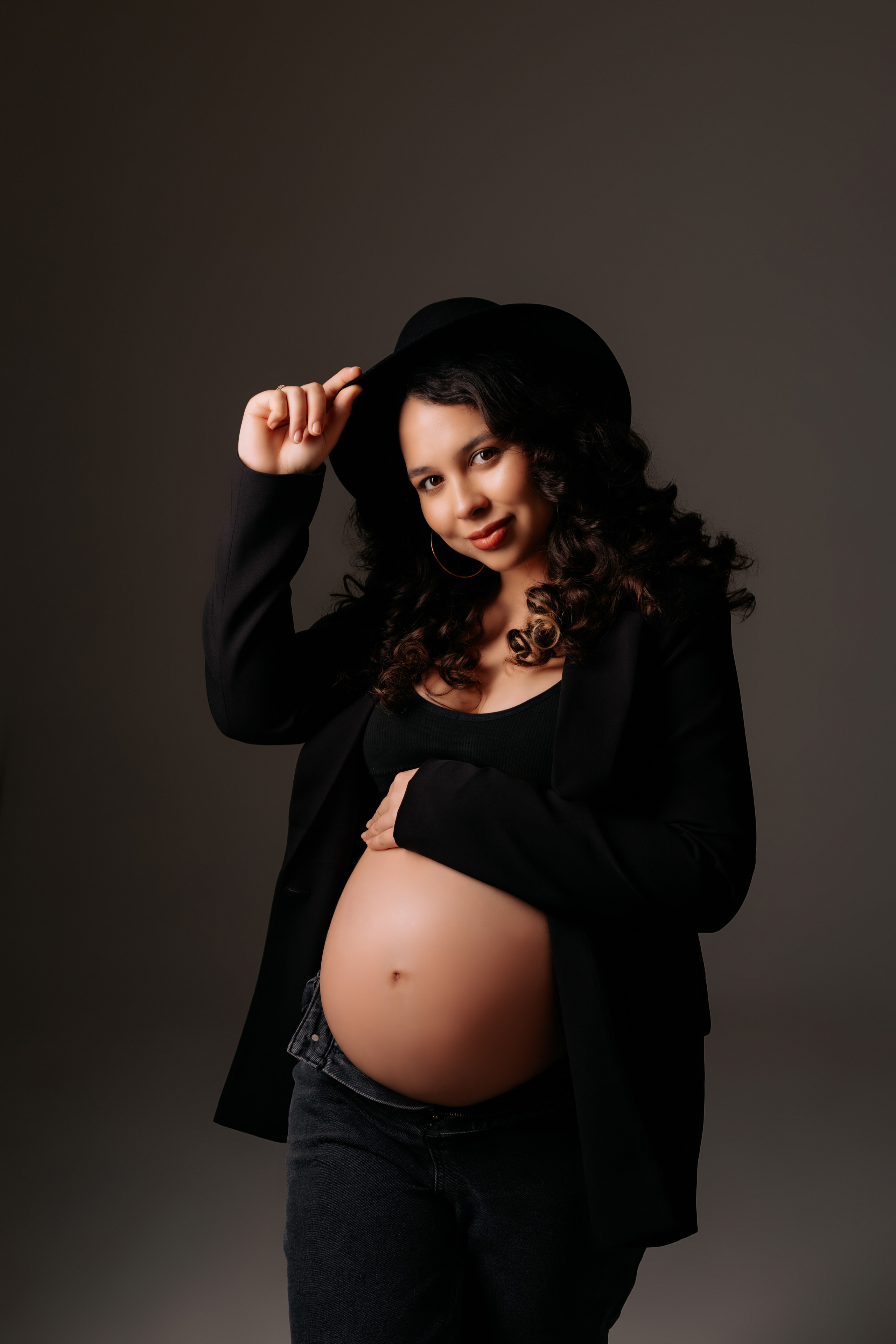 Шляпа черная на прокат в Казани. Профессиональный Фотограф в Казани Яна Забелина