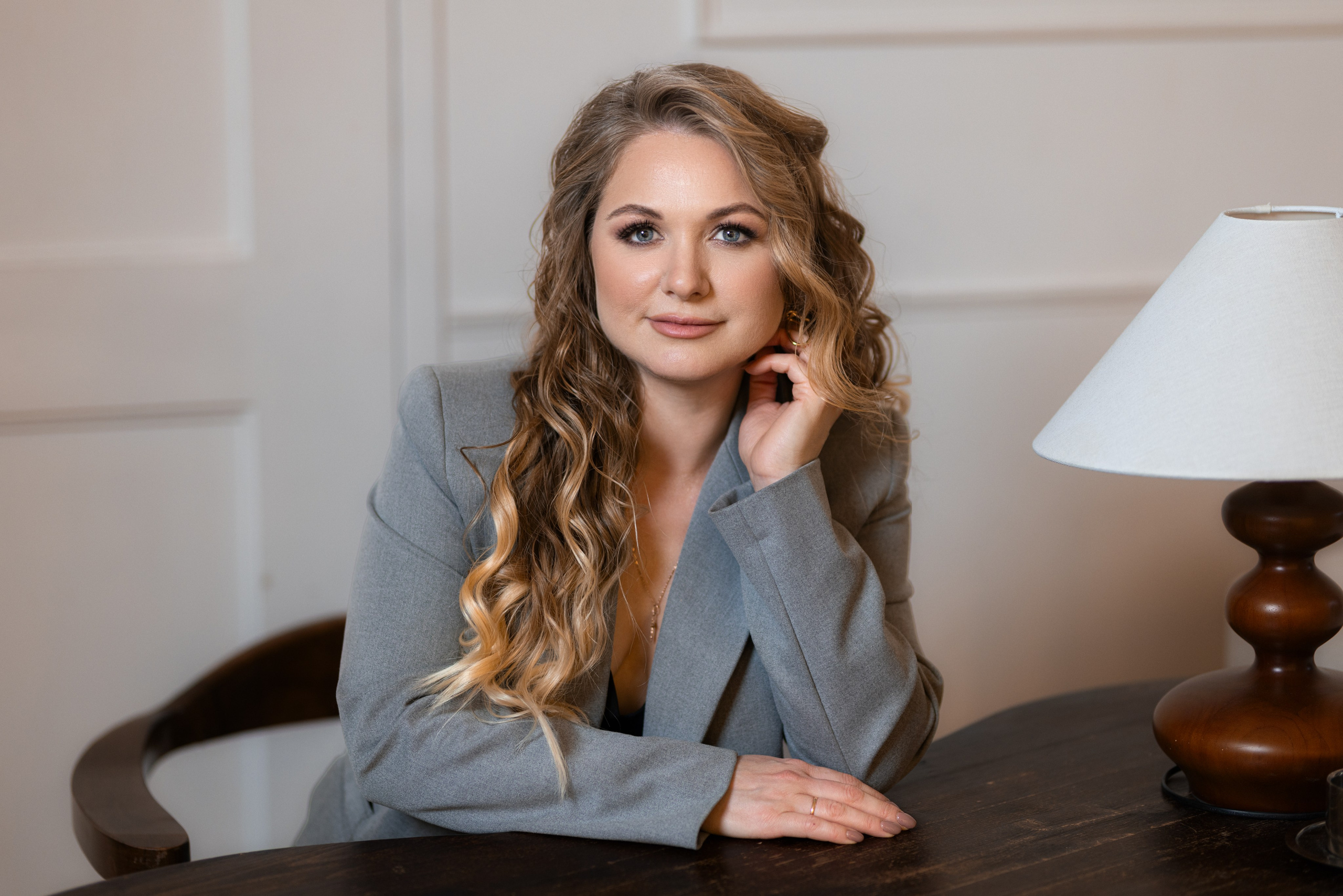 Студийная фотосъемка в интерьере с Ариной в формате для «себя»