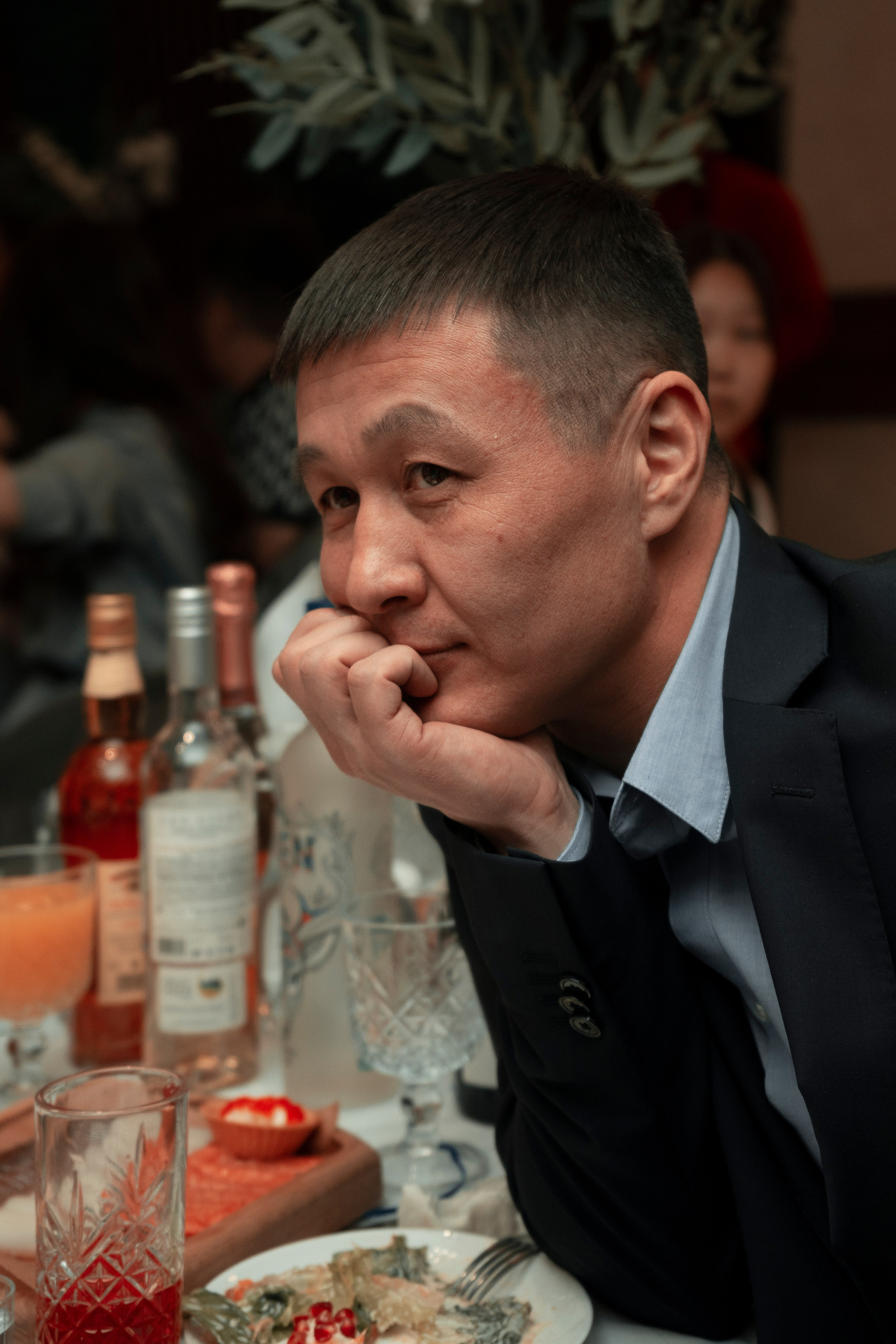 Свадебные фотографии из отеля Чингисхан города Улан-Удэ Алексея и Оюны. Фотограф в Улан-Удэ. Свадебный фотограф в Улан-Удэ