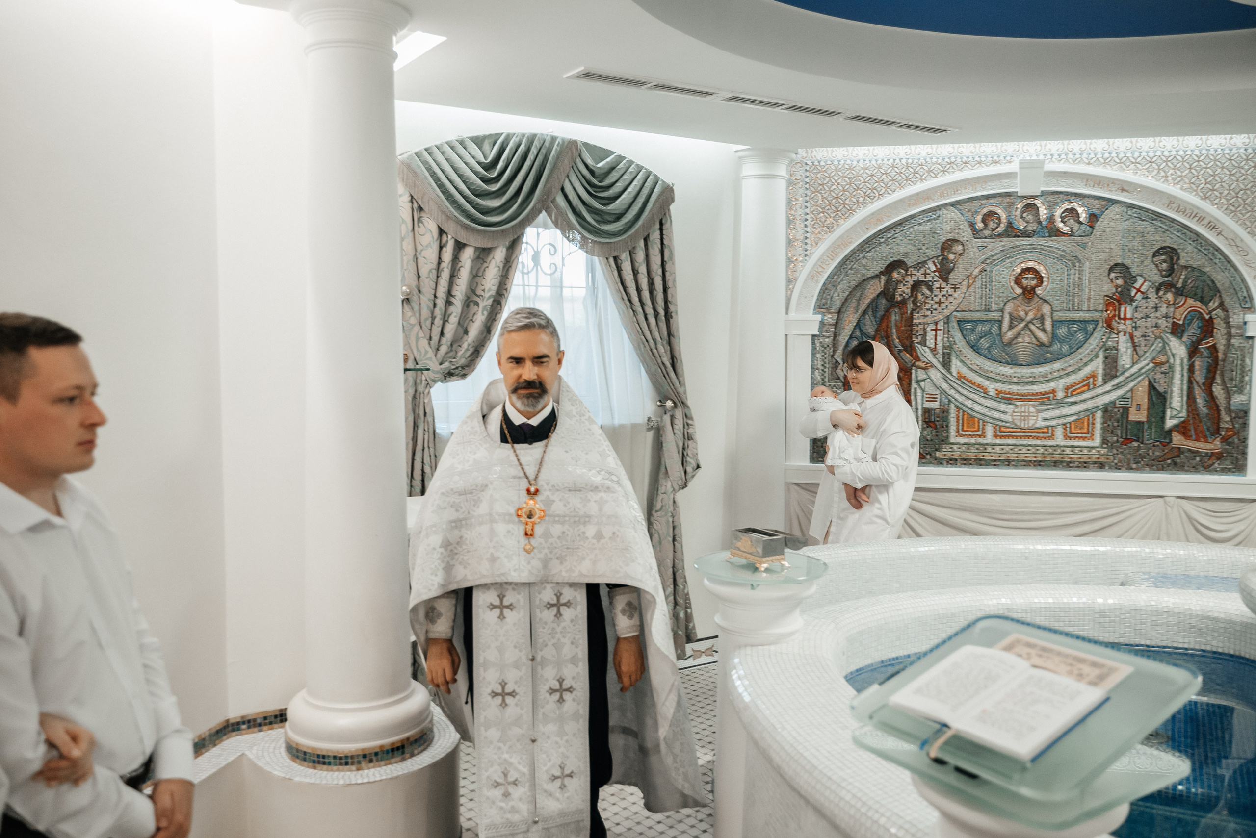 Крещение маленькой Александры (частичная конфиденциальность). Семейный фотограф в Минске Дарья Дреко