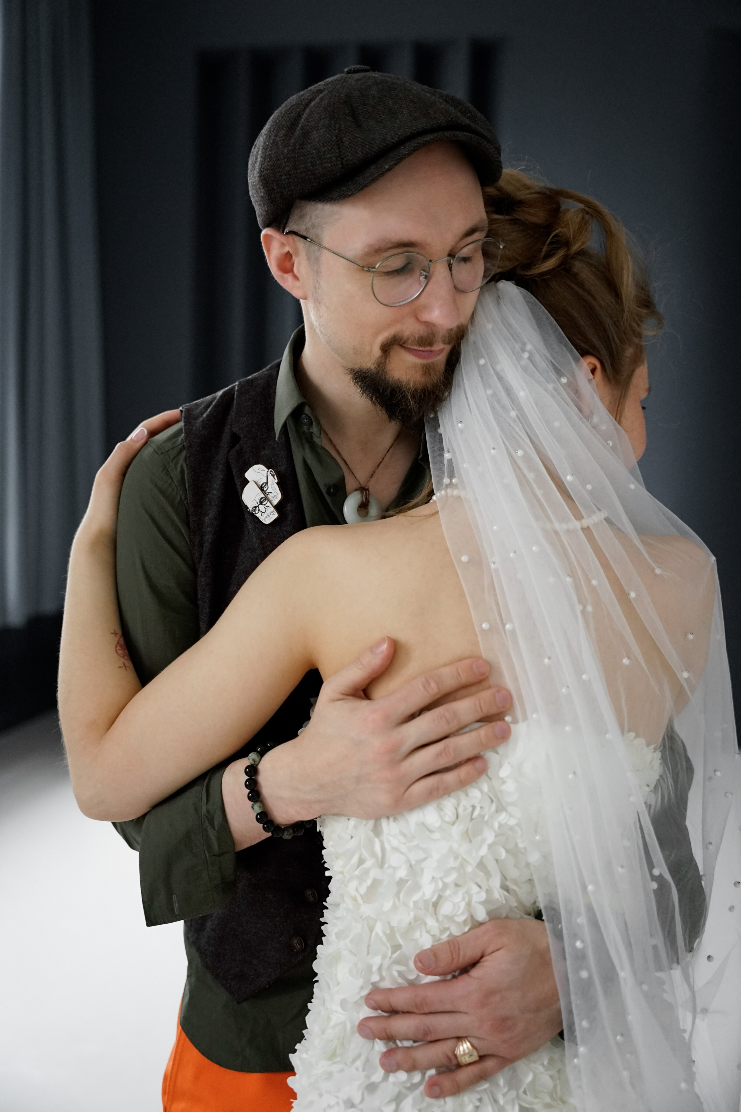 Фотосессия в необычном образе для жениха и невесты