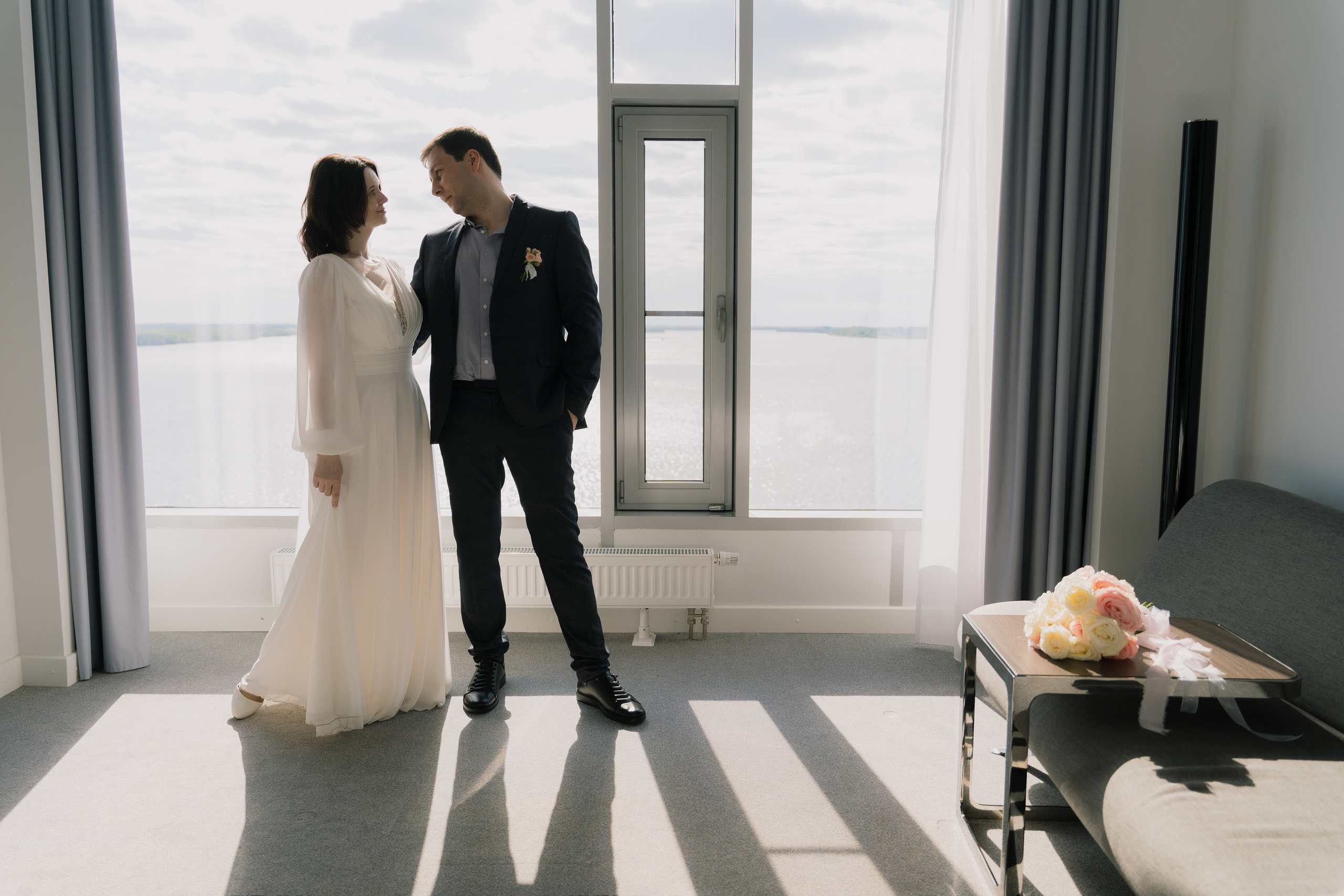 Свадебная фотосессия на берегу реки в Архангельске