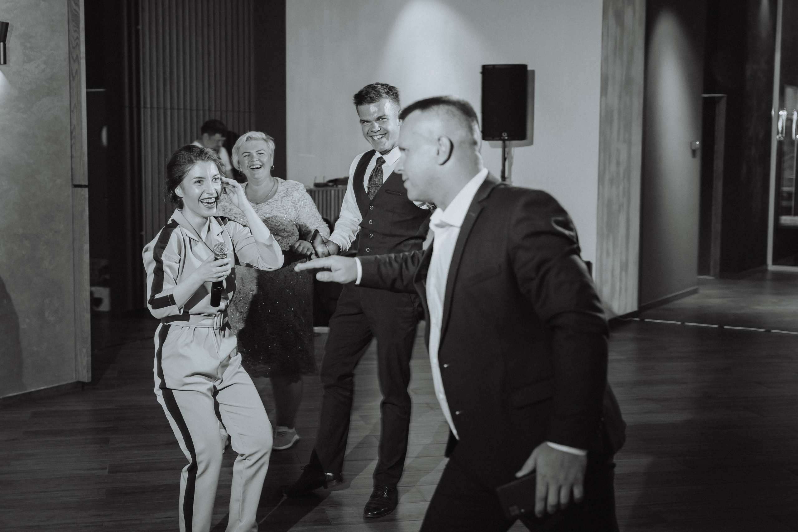 Свадебная фотосессия на берегу реки в Архангельске