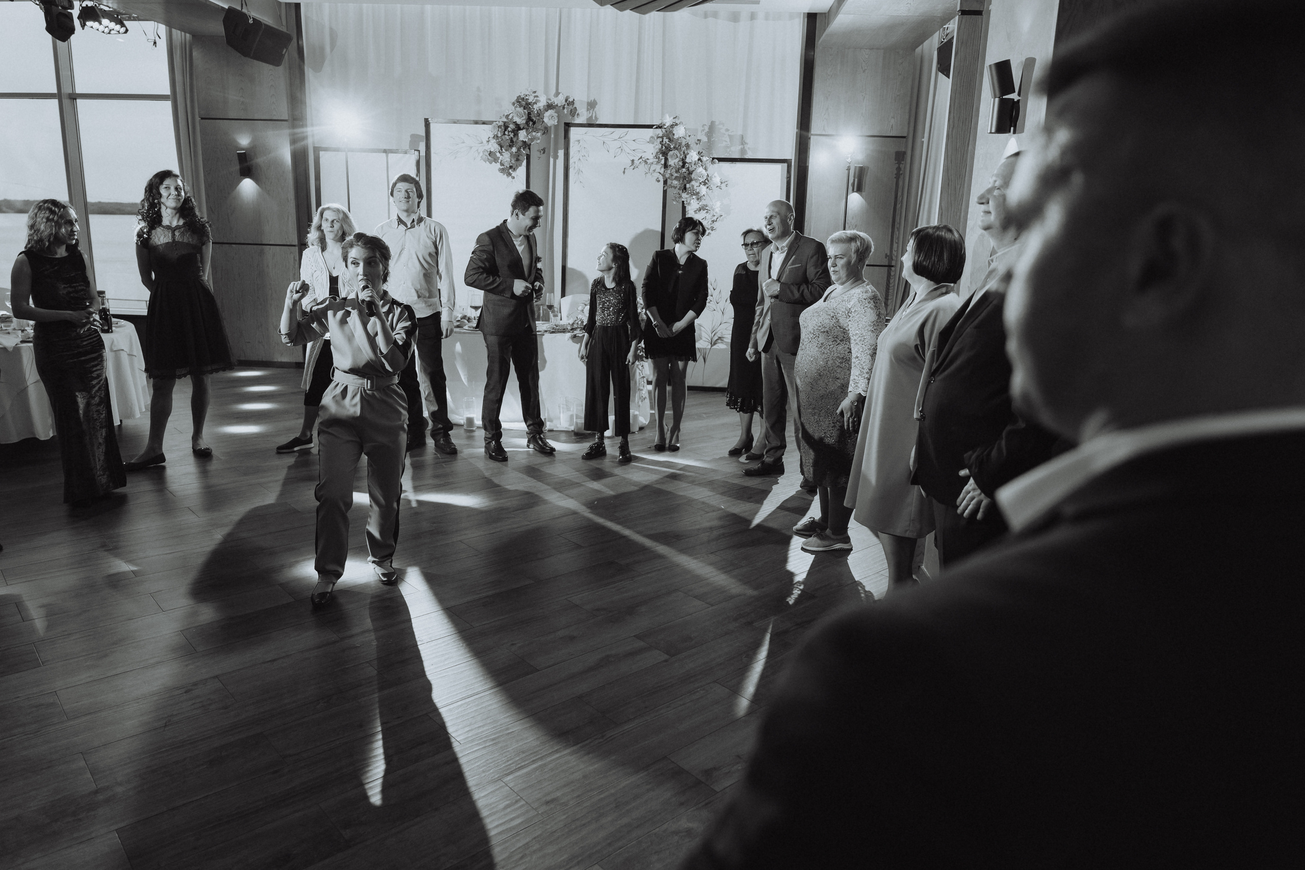 Свадебная фотосессия на берегу реки в Архангельске