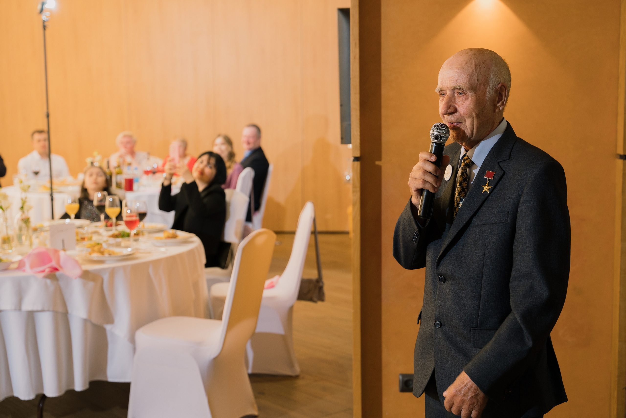 Свадебная фотосессия на берегу реки в Архангельске