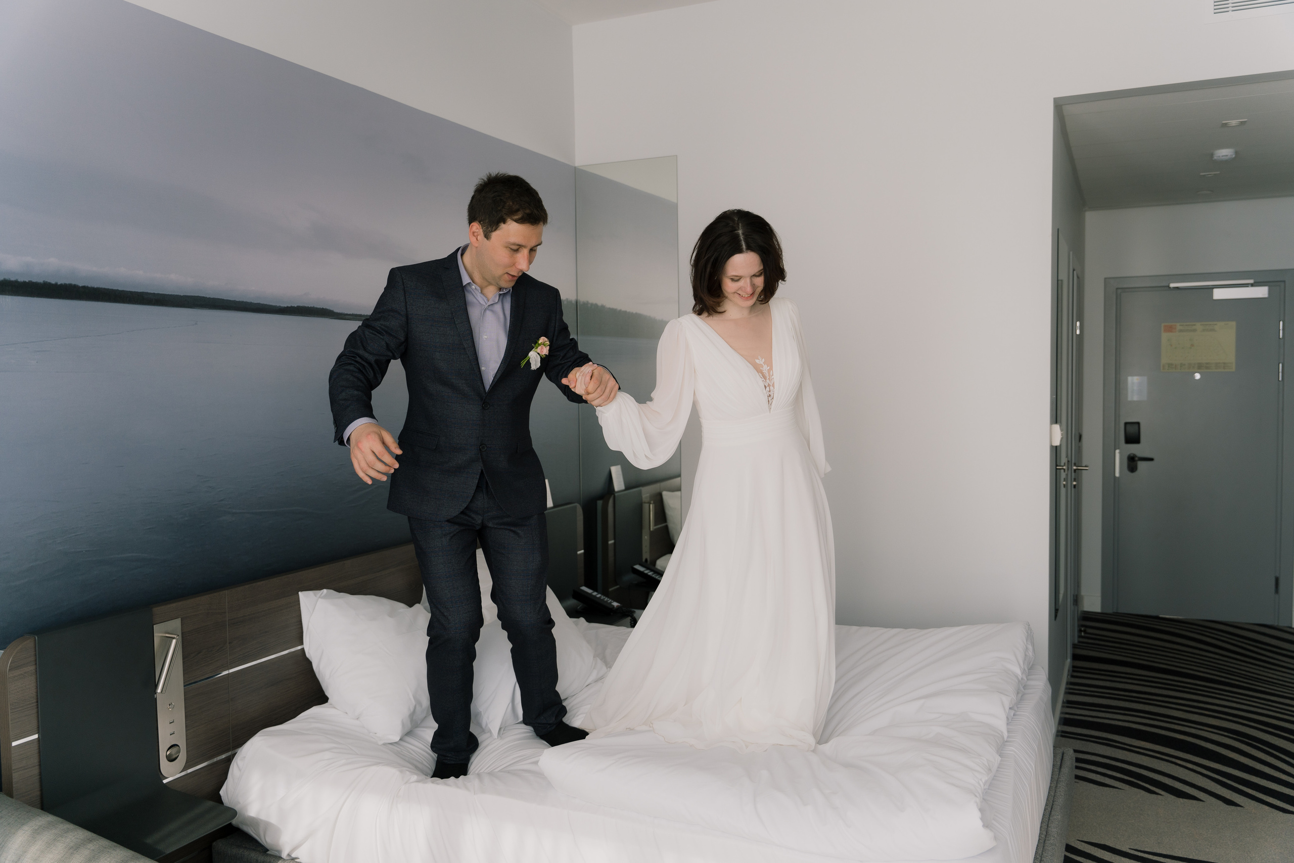 Свадебная фотосессия на берегу реки в Архангельске