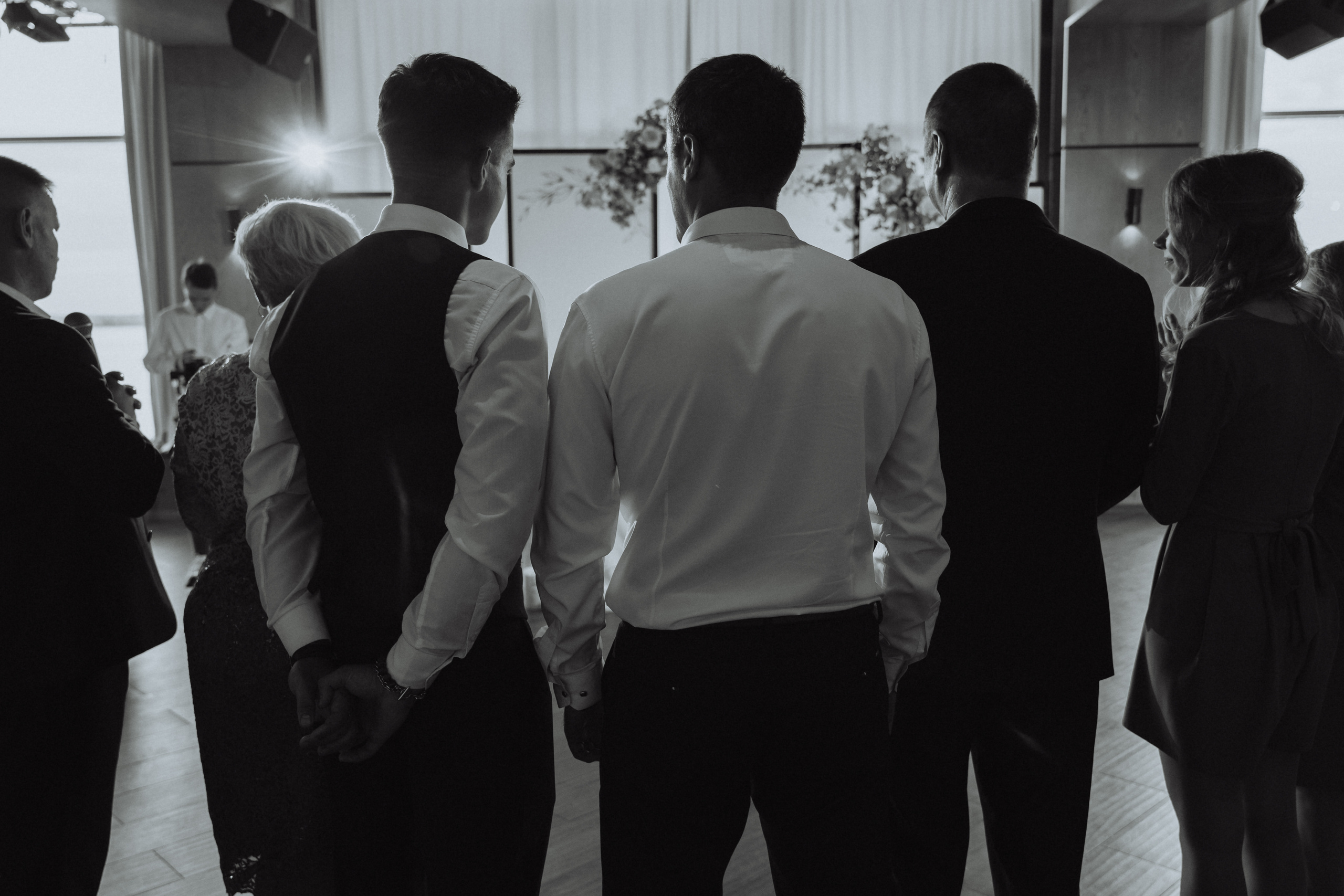 Свадебная фотосессия на берегу реки в Архангельске