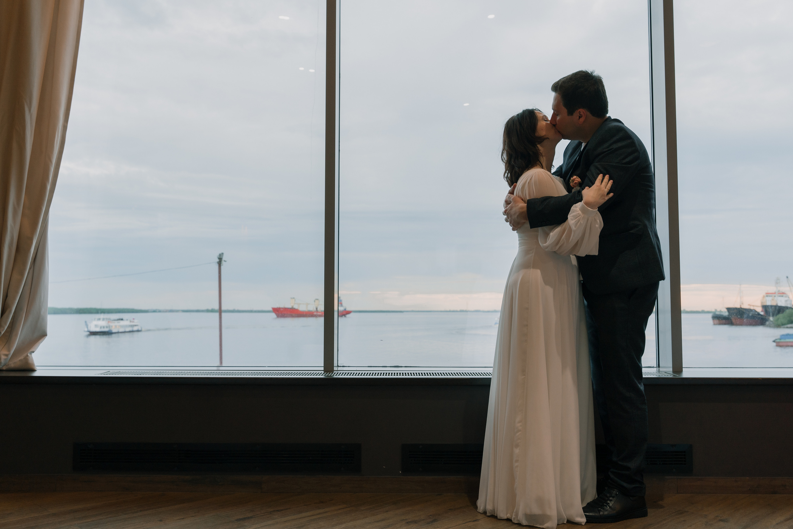 Свадебная фотосессия на берегу реки в Архангельске