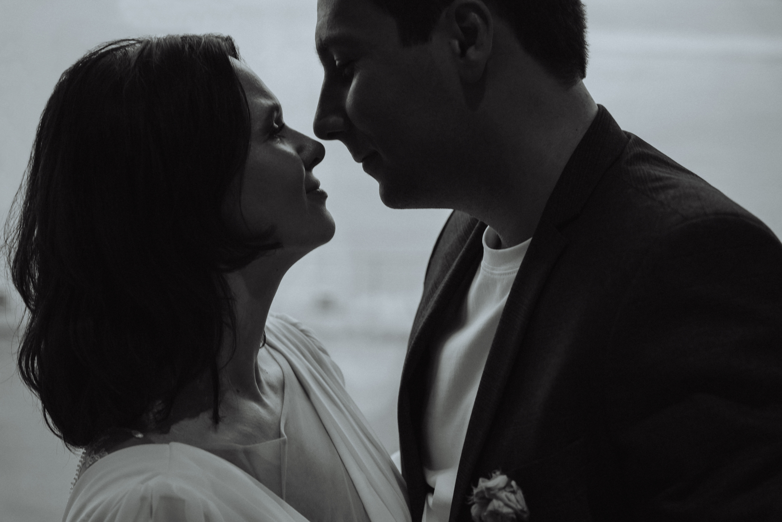 Свадебная фотосессия на берегу реки в Архангельске